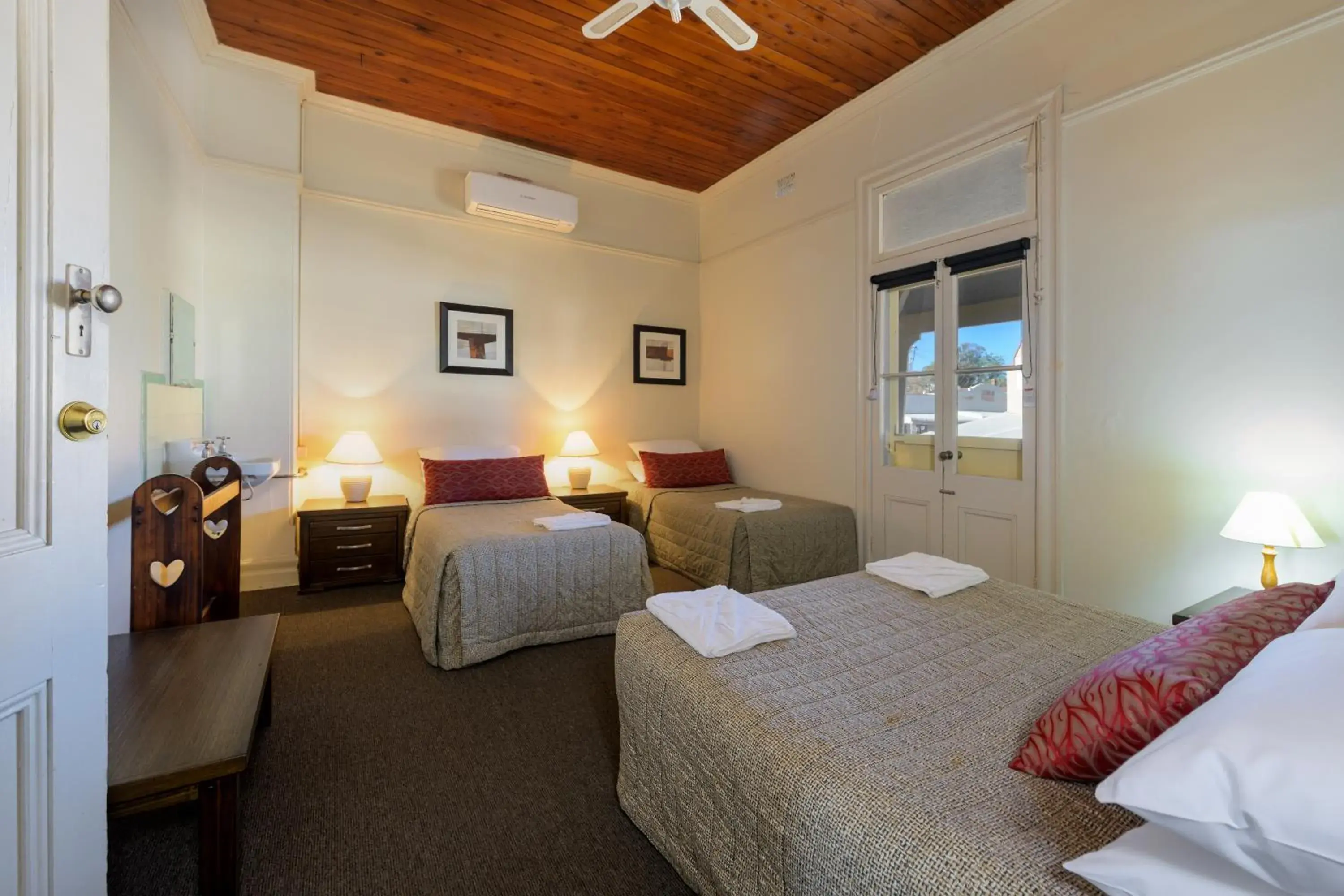 Budget Double or Twin Room with Shared Bathroom in Commercial Travellers House Budget Double or Twin Room with Shared Bathroom in Commercial Travellers House