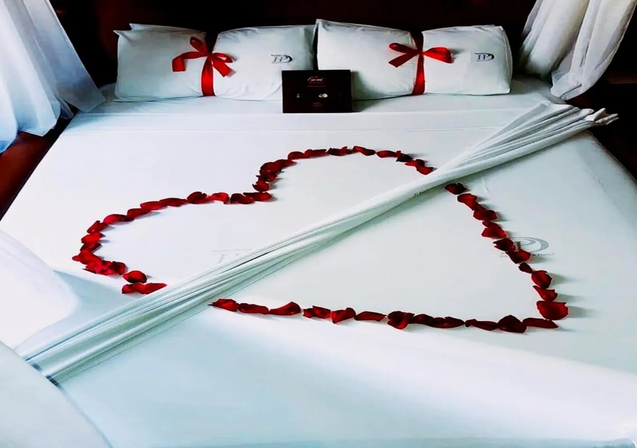 Bedroom, Bed in David Plaza Hotel