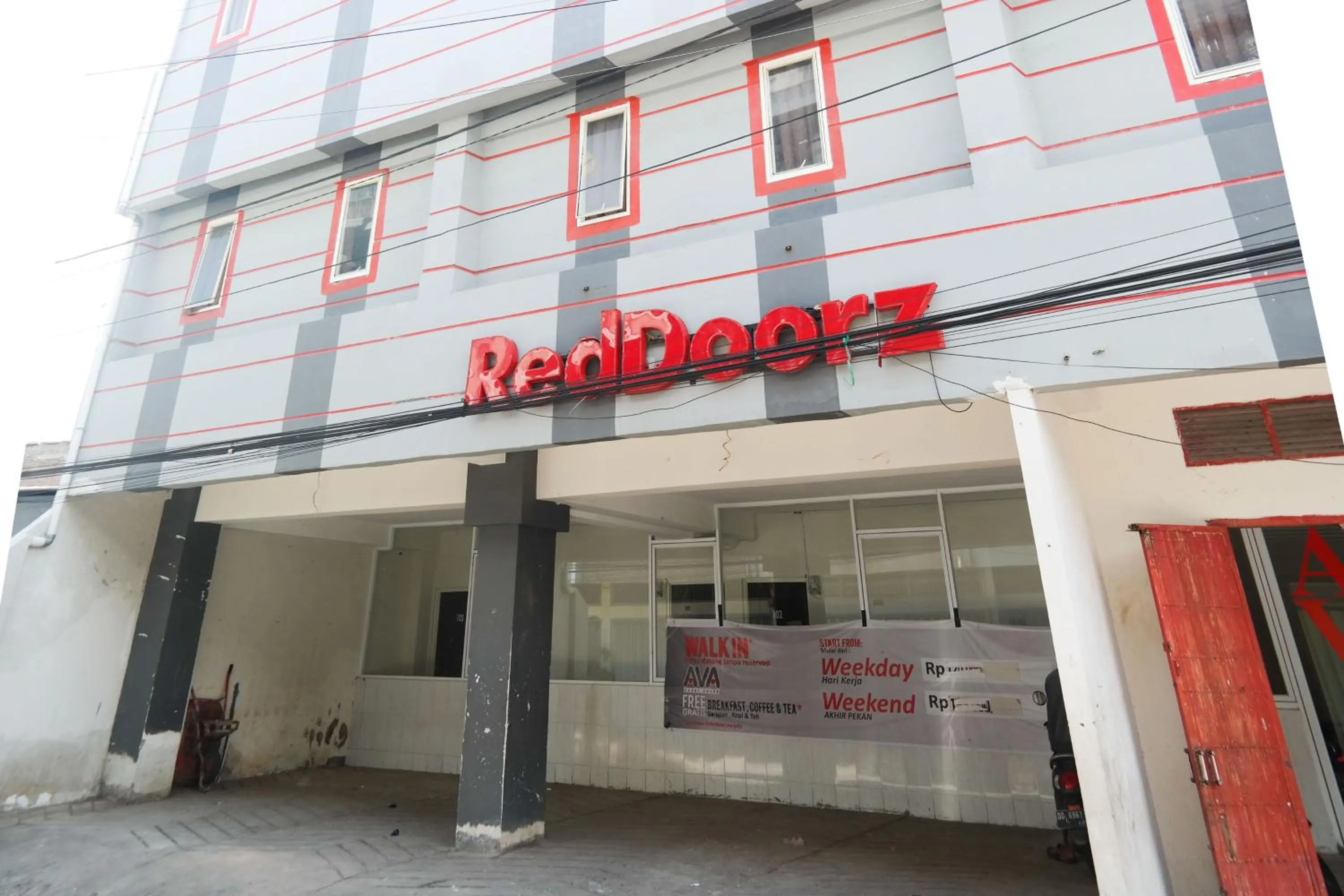 RedDoorz at Jalan Somba Opu Losari