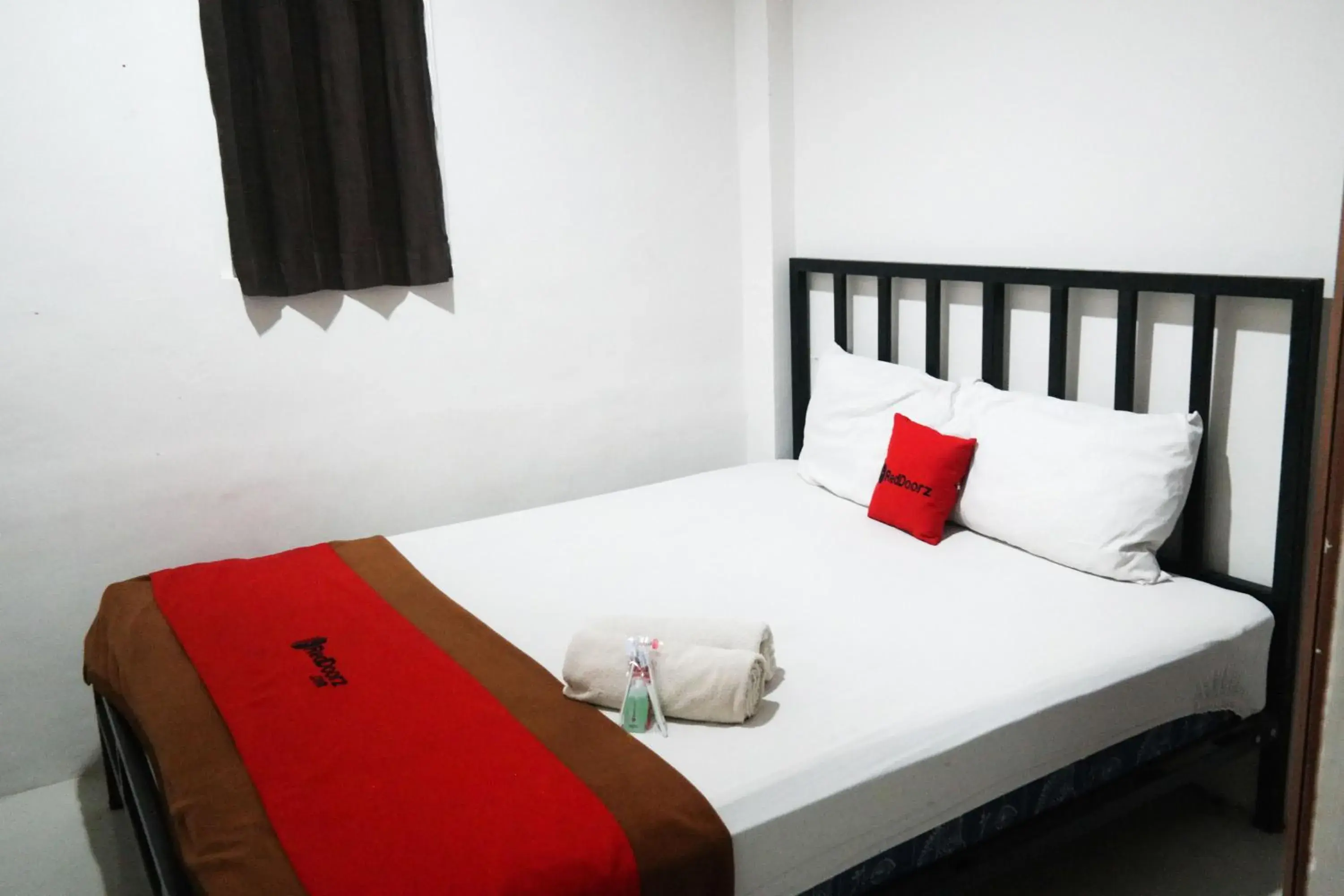 Bed in RedDoorz at Jalan Somba Opu Losari Bed in RedDoorz at Jalan Somba Opu Losari