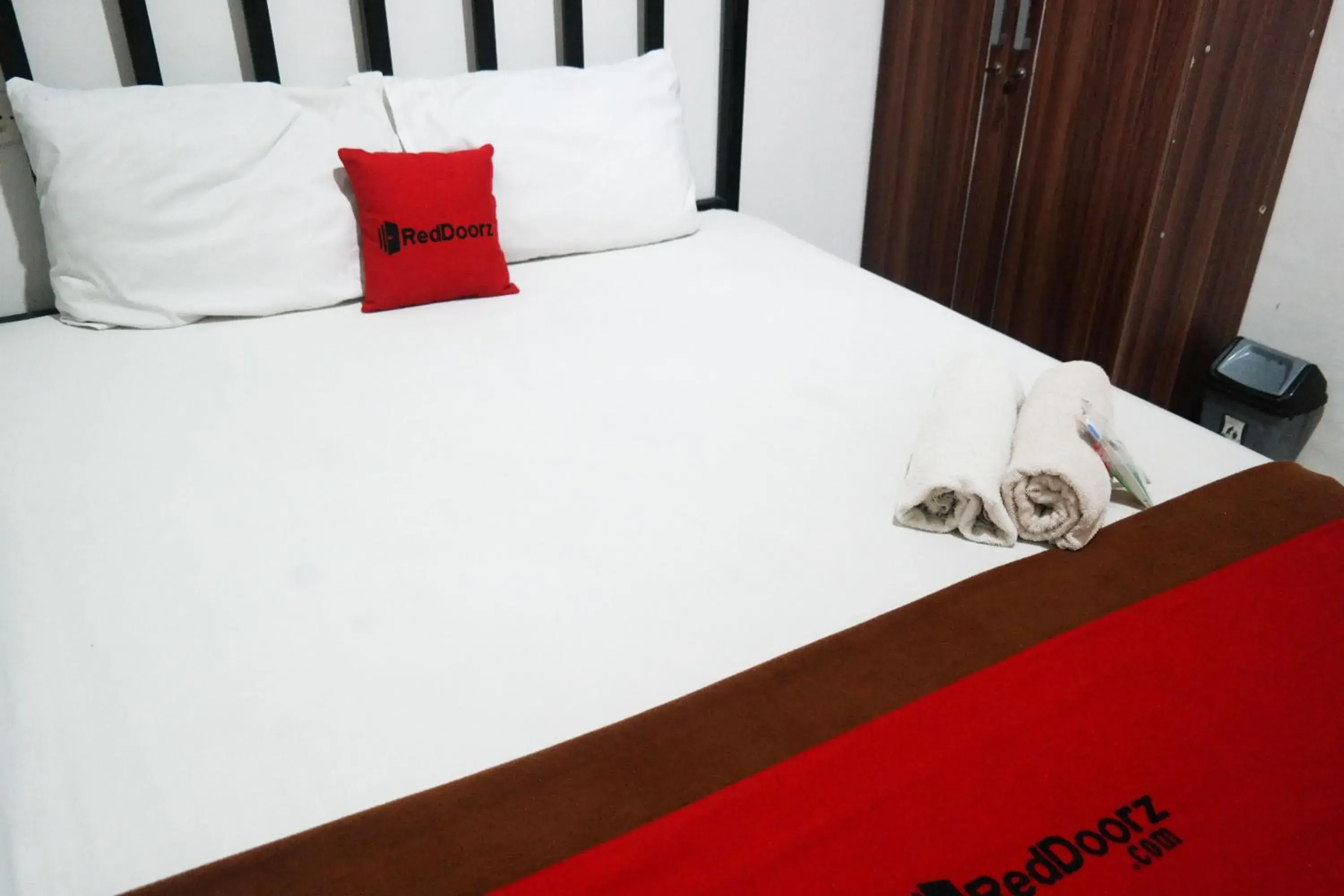 Bed in RedDoorz at Jalan Somba Opu Losari Bed in RedDoorz at Jalan Somba Opu Losari