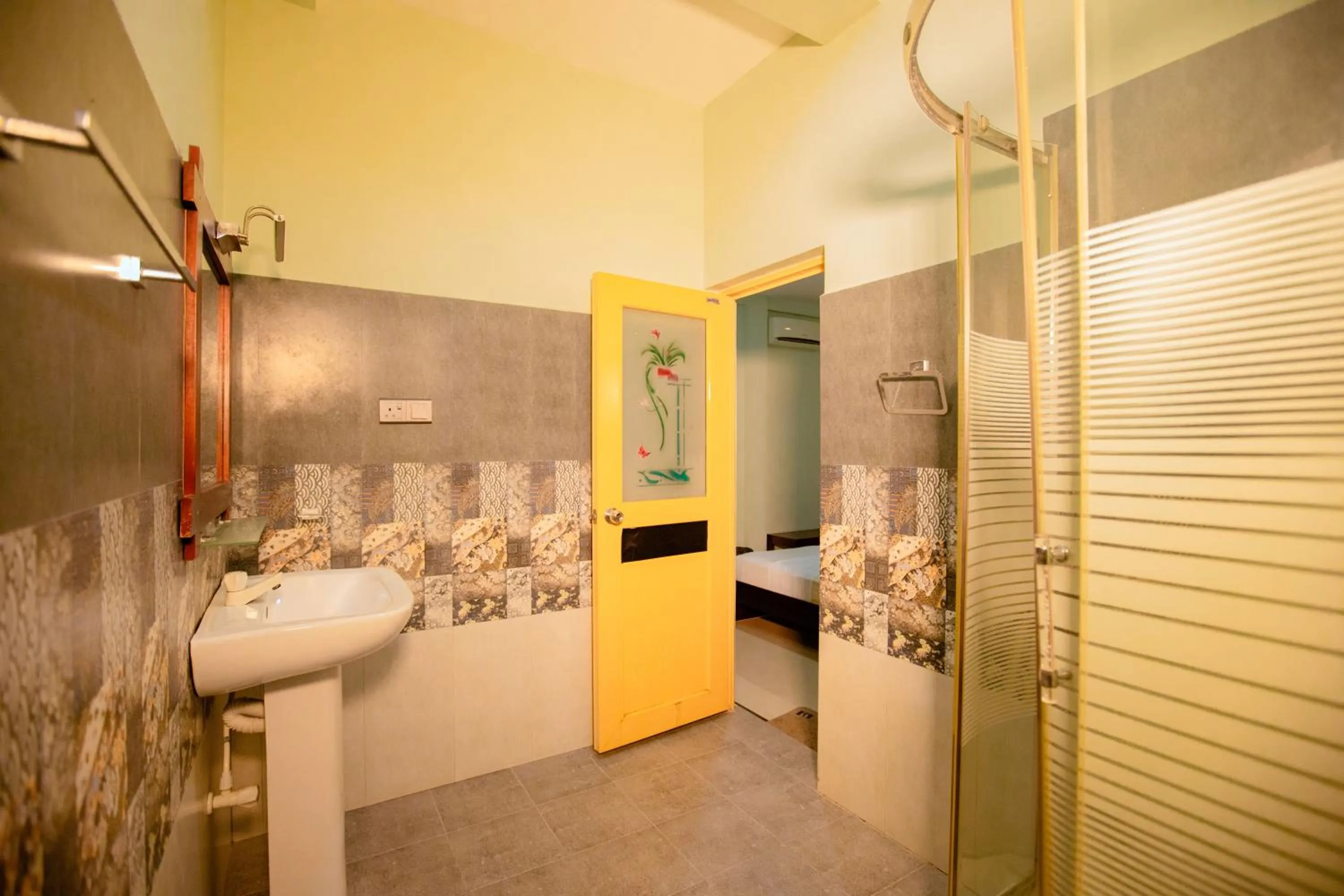 Bathroom, Bed in Yala River Face Inn