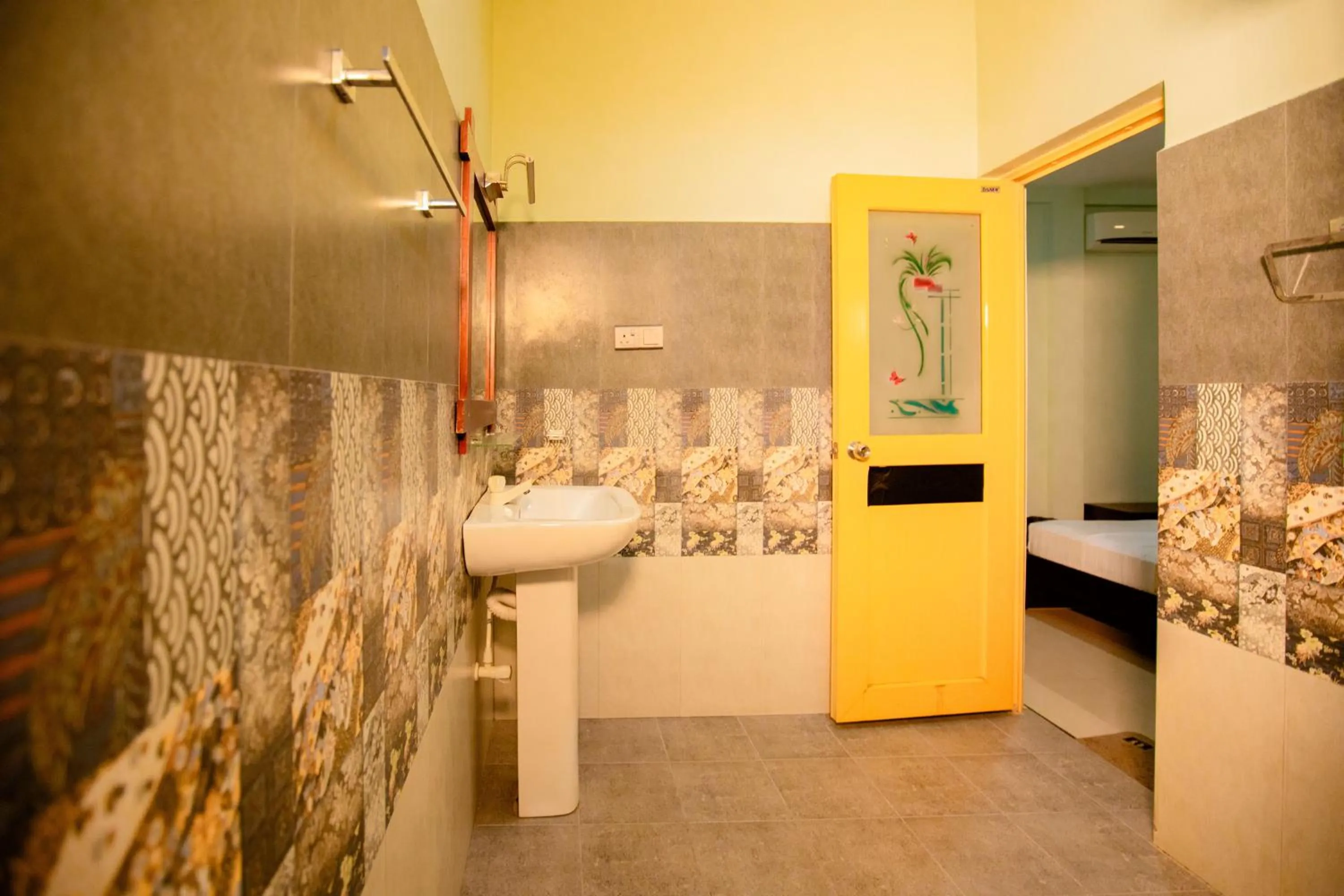Bathroom, Bed in Yala River Face Inn