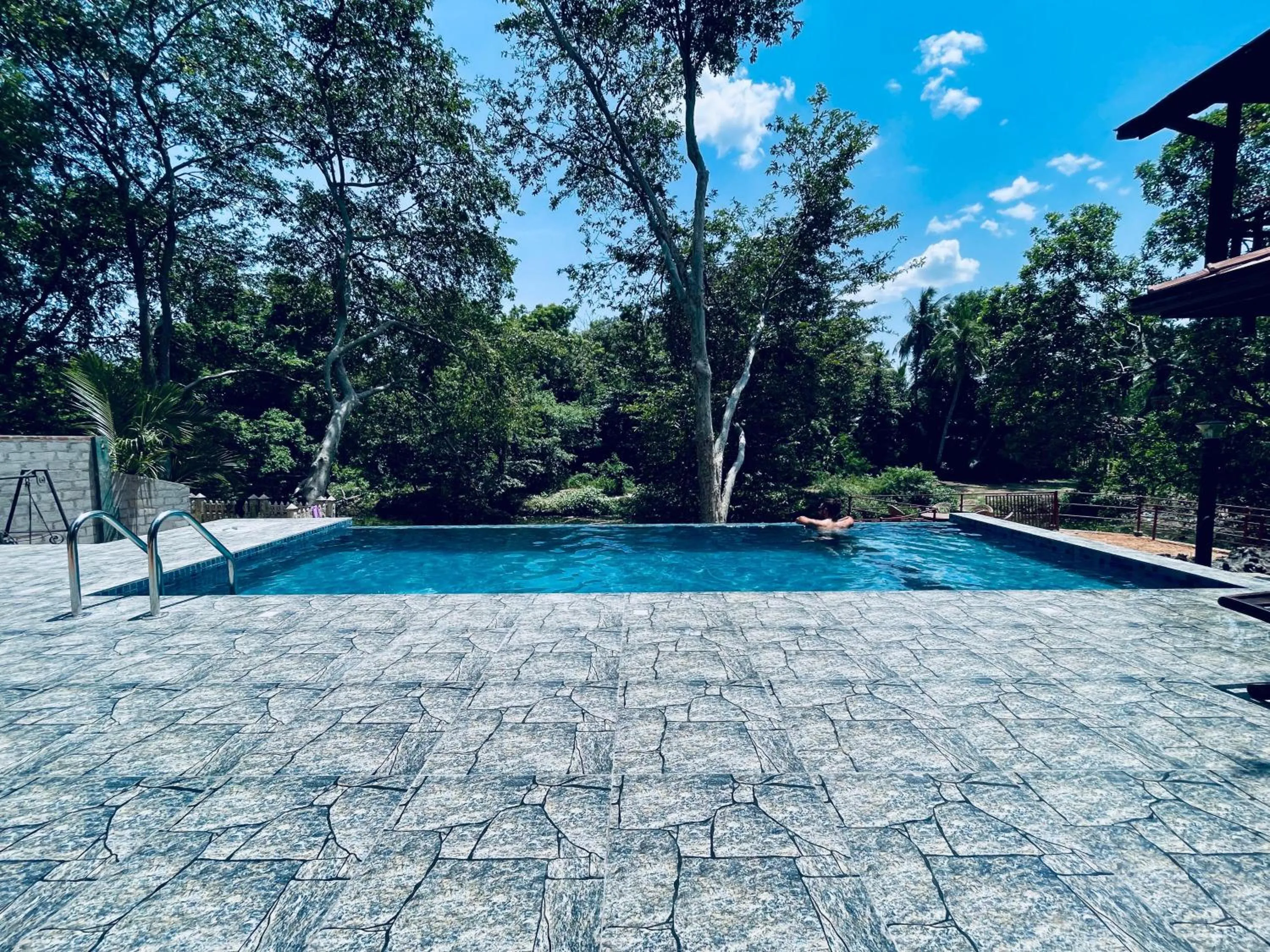 Swimming pool in Yala River Face Inn
