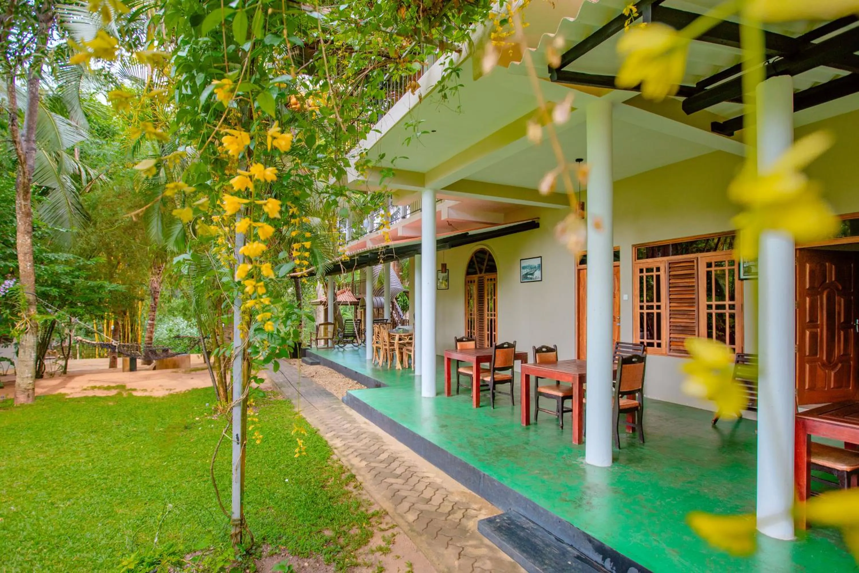 Property building in Yala River Face Inn