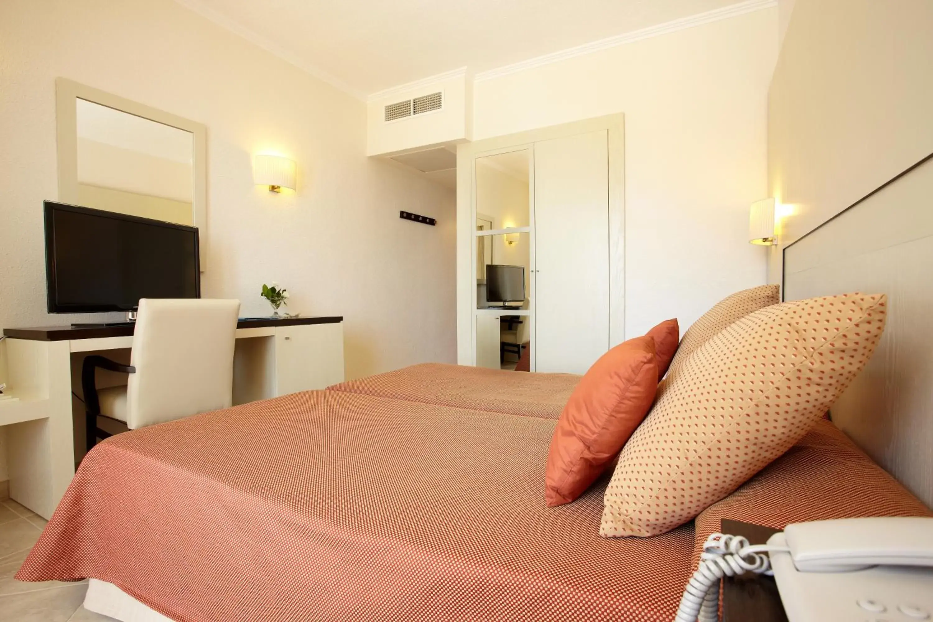 Bedroom, Bed in Grupotel Imperio Playa Bedroom, Bed in Grupotel Imperio Playa