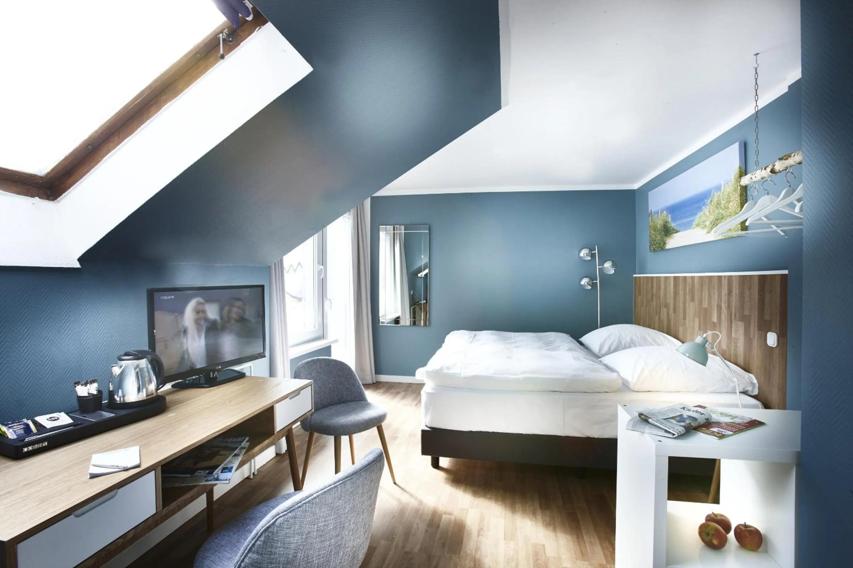 Photo of the whole room, Bed in Hotel Liegeplatz 13 Kiel by Premiere Classe
