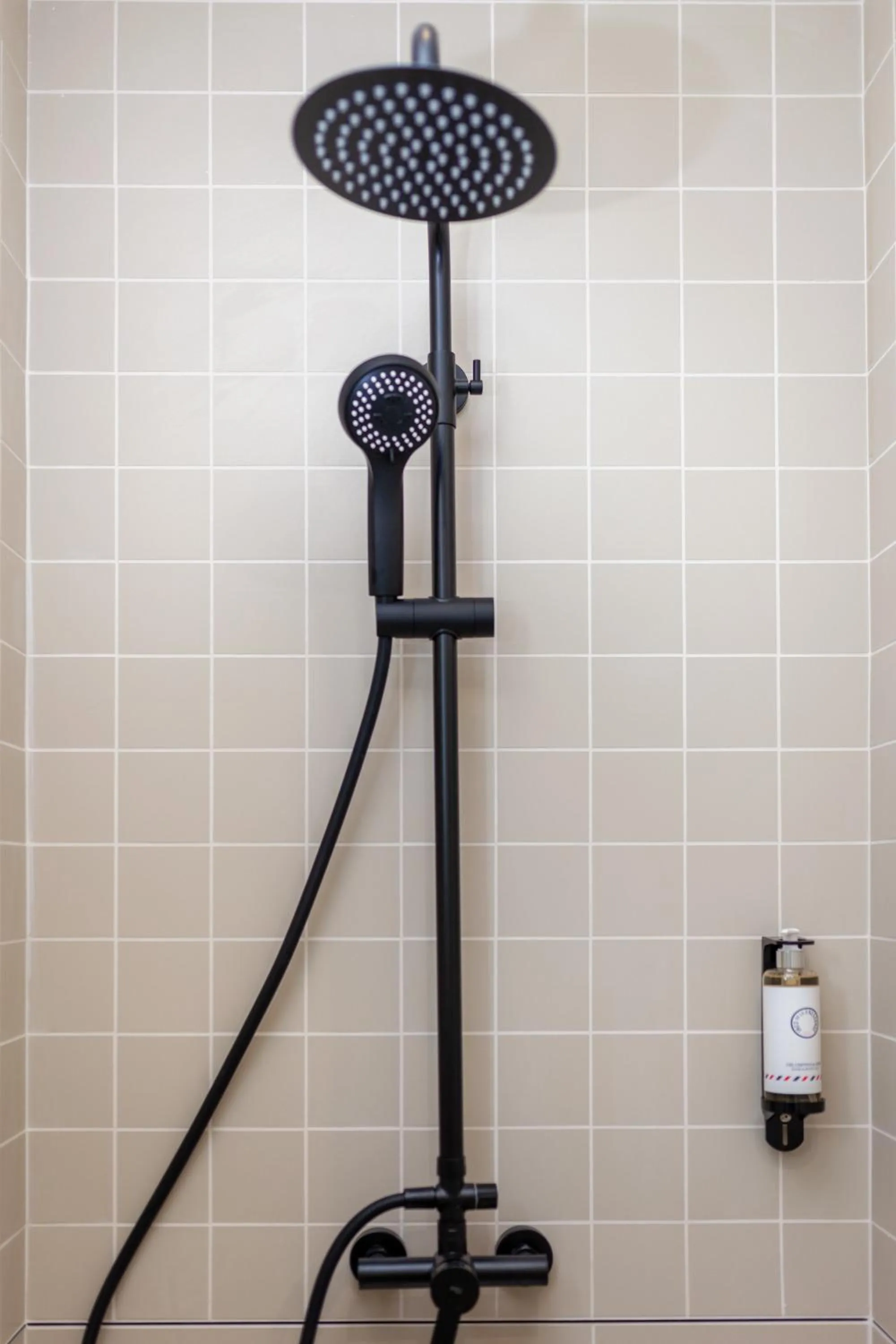 Shower in Tinah Paris, Champs Elysées