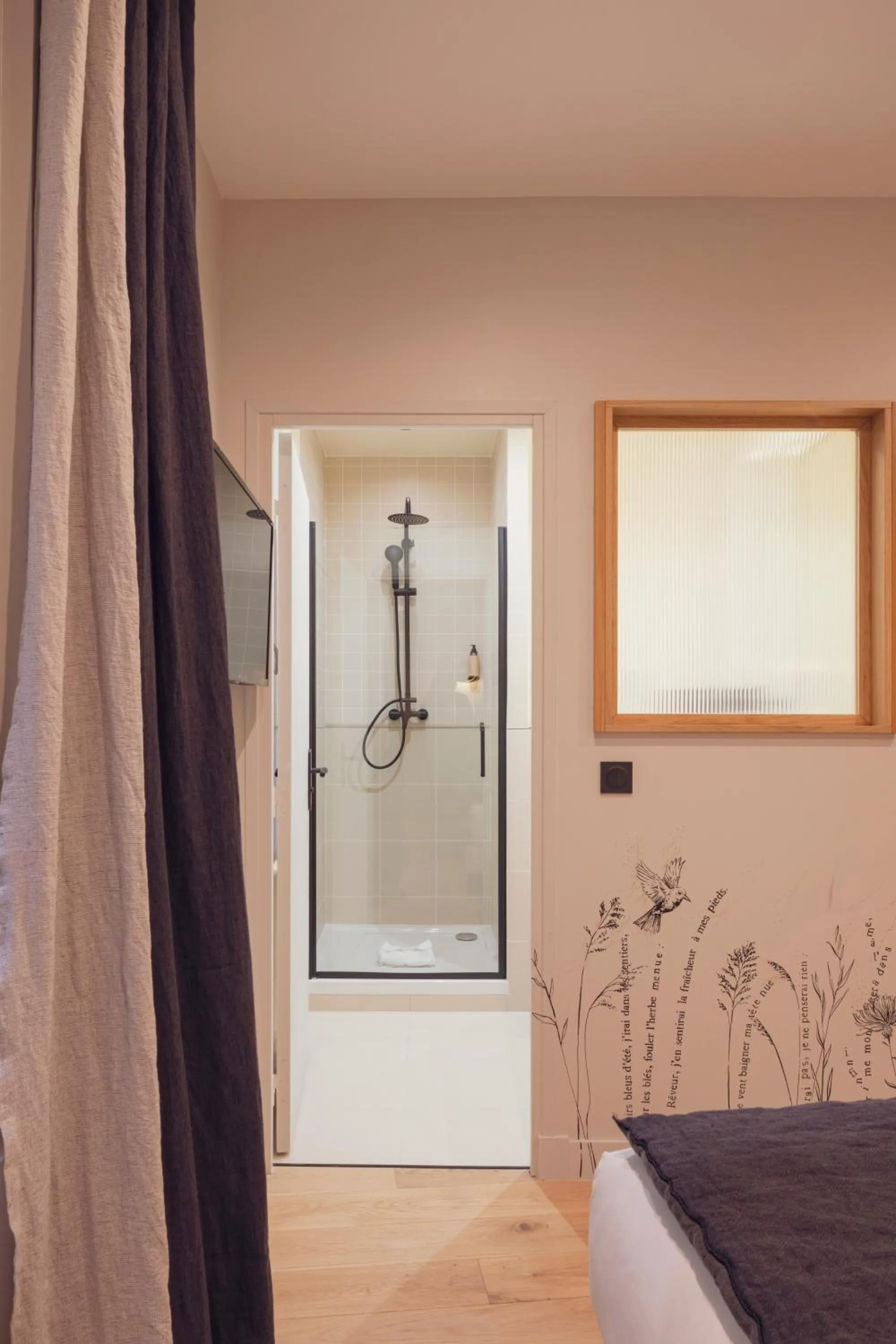 Bathroom, Bed in Tinah Paris, Champs Elysées