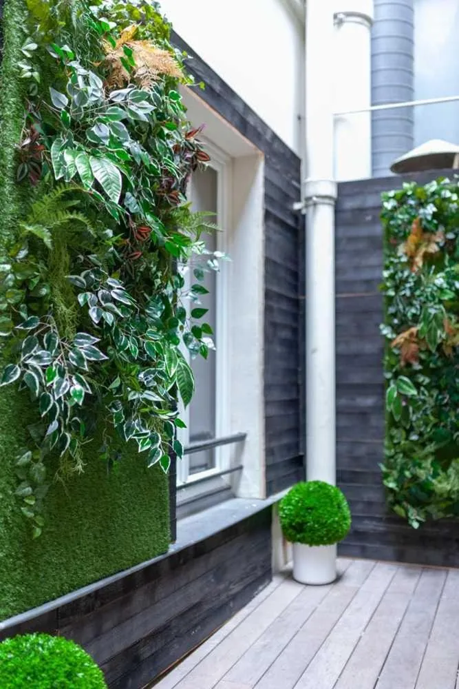 Day in Tinah Paris, Champs Elysées