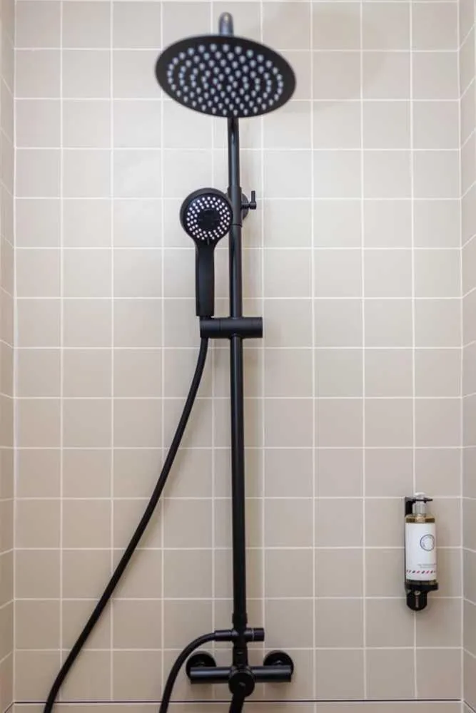 Shower in Tinah Paris, Champs Elysées