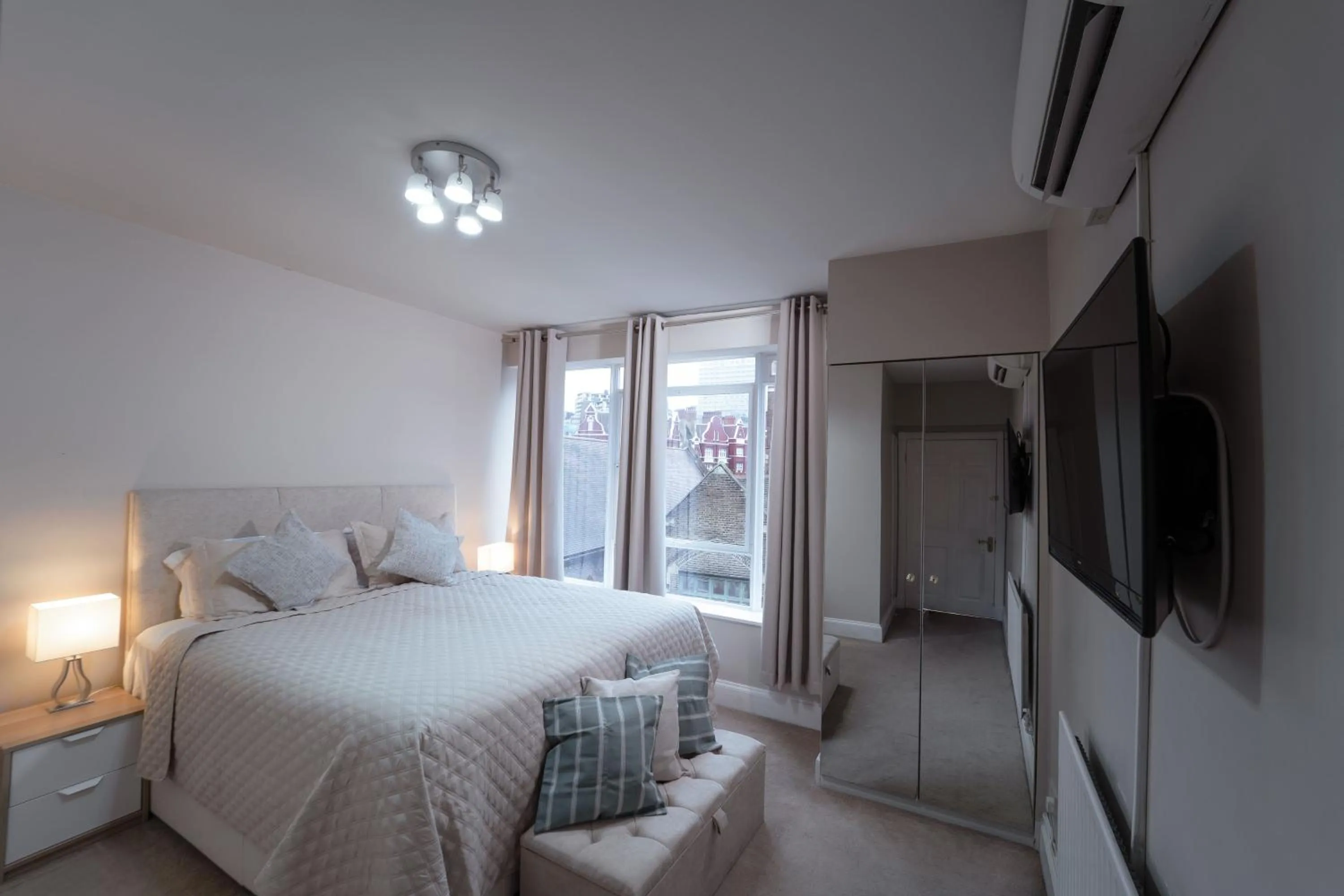 Photo of the whole room, Bed in Park Lane Apartments Crawford Place