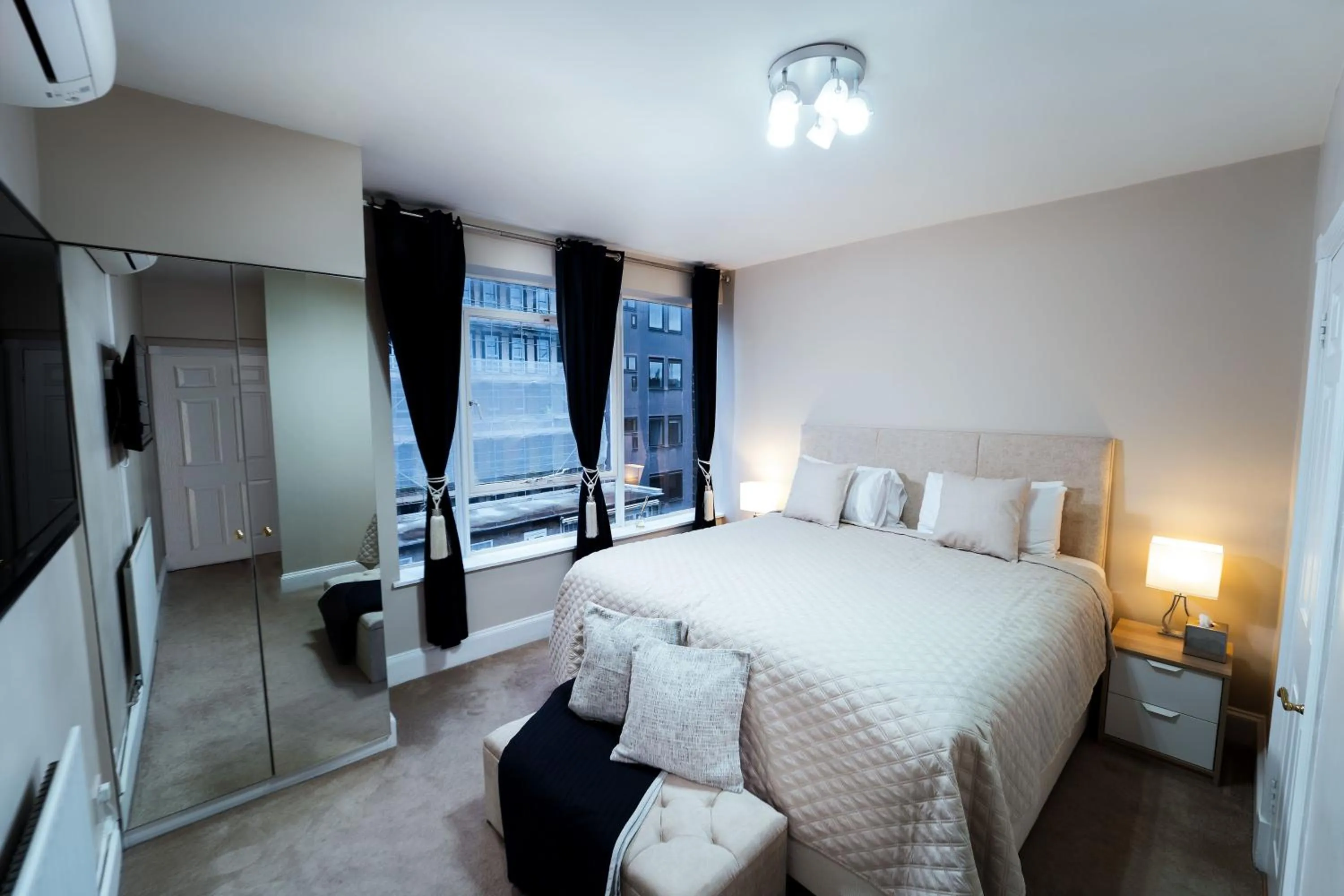 Photo of the whole room, Bed in Park Lane Apartments Crawford Place