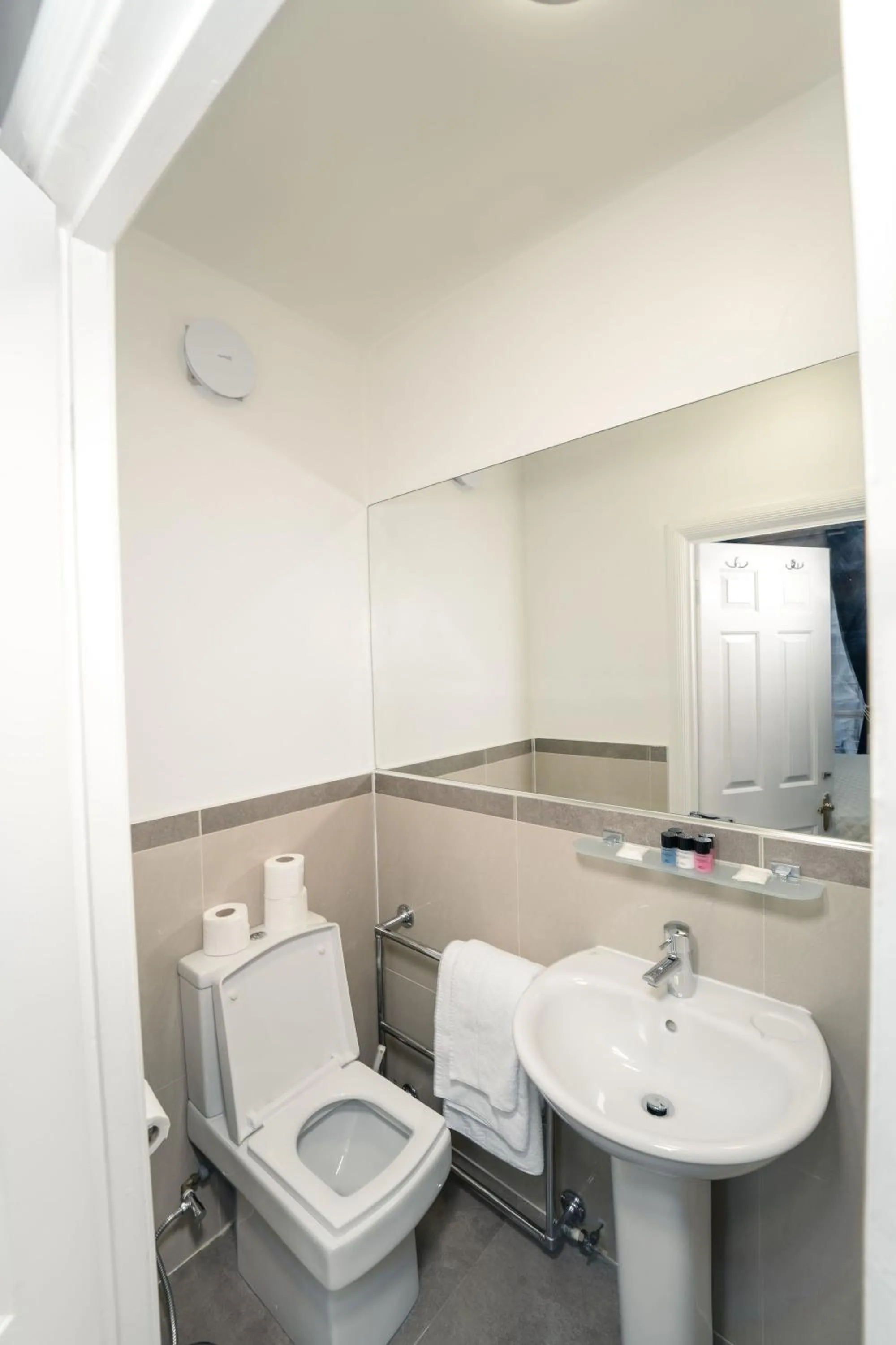 Bathroom in Park Lane Apartments Crawford Place