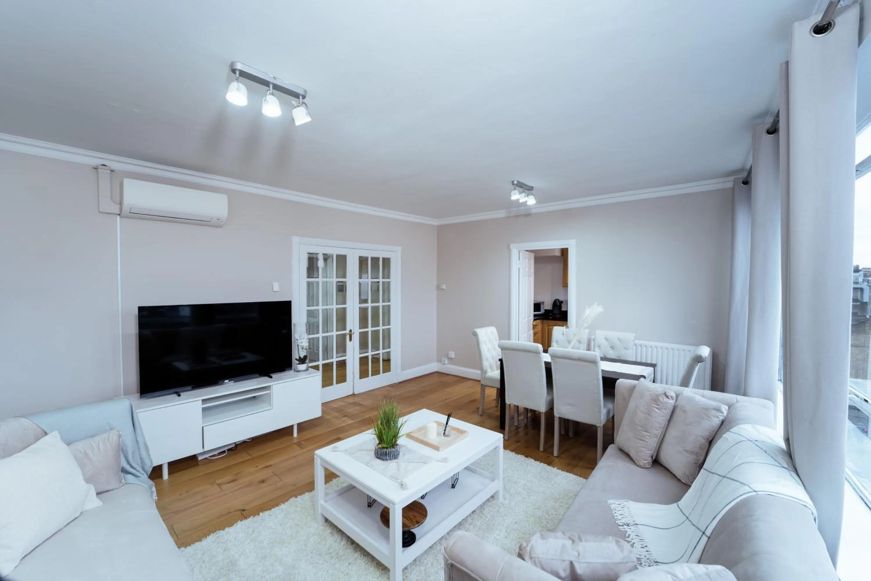 TV and multimedia in Park Lane Apartments Crawford Place