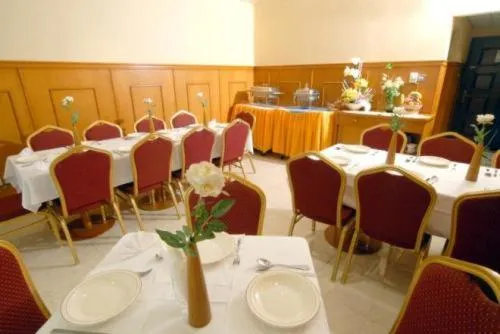 Restaurant/places to eat in Royal Plaza Hotel Apartments
