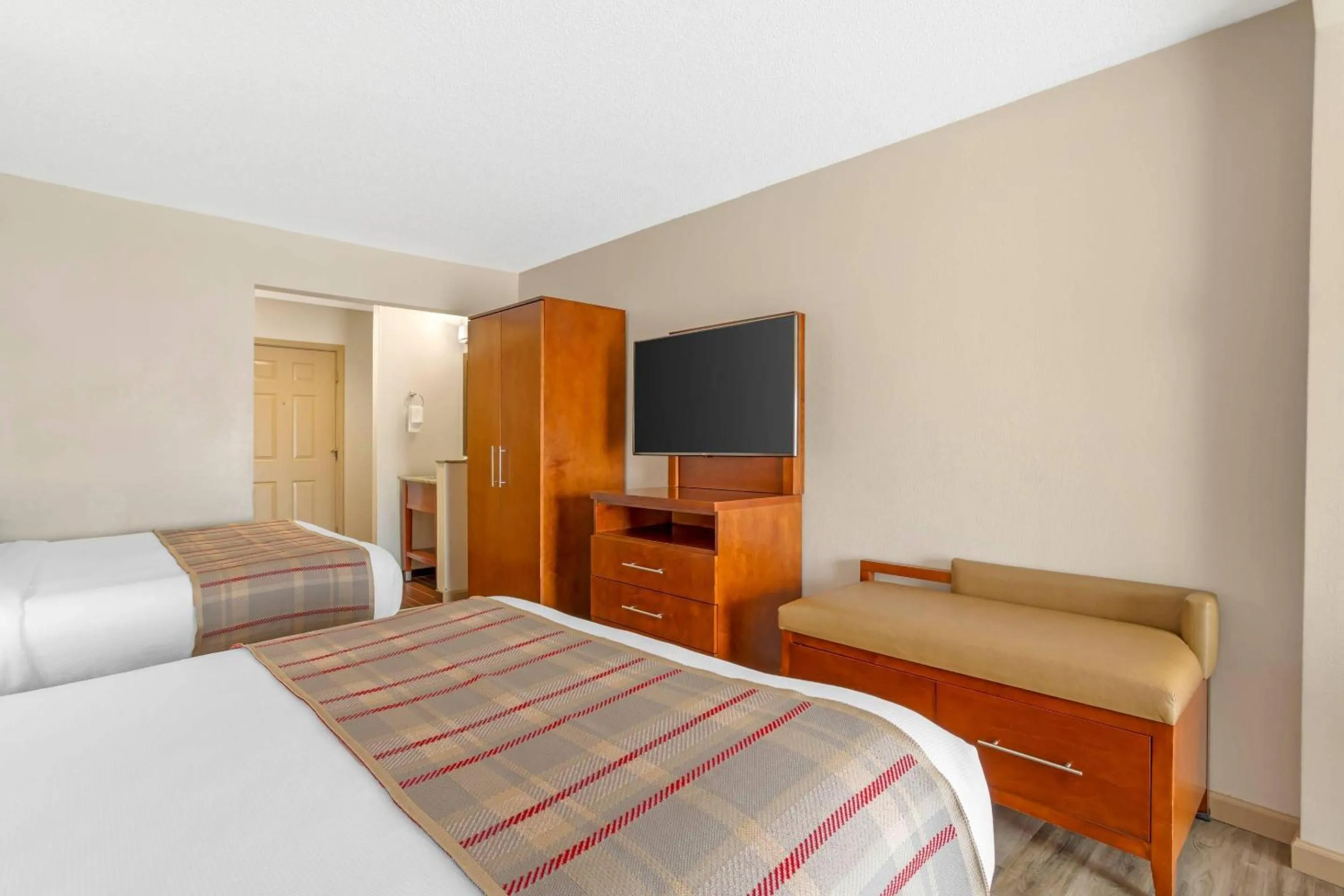 Bedroom, Bed in The Inn at Apple Valley, an Ascend Collection Hotel