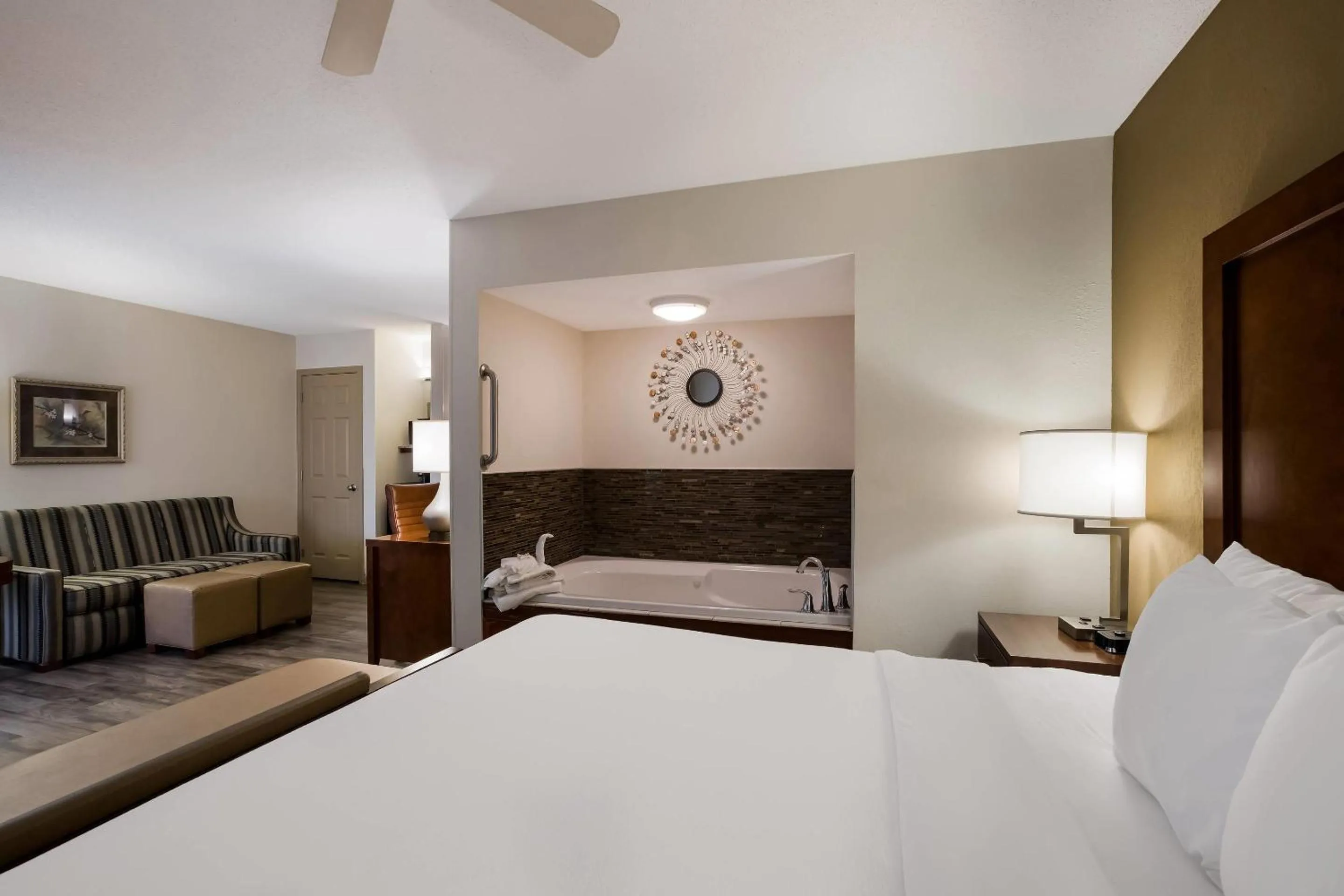 Bedroom, Bed in The Inn at Apple Valley, an Ascend Collection Hotel
