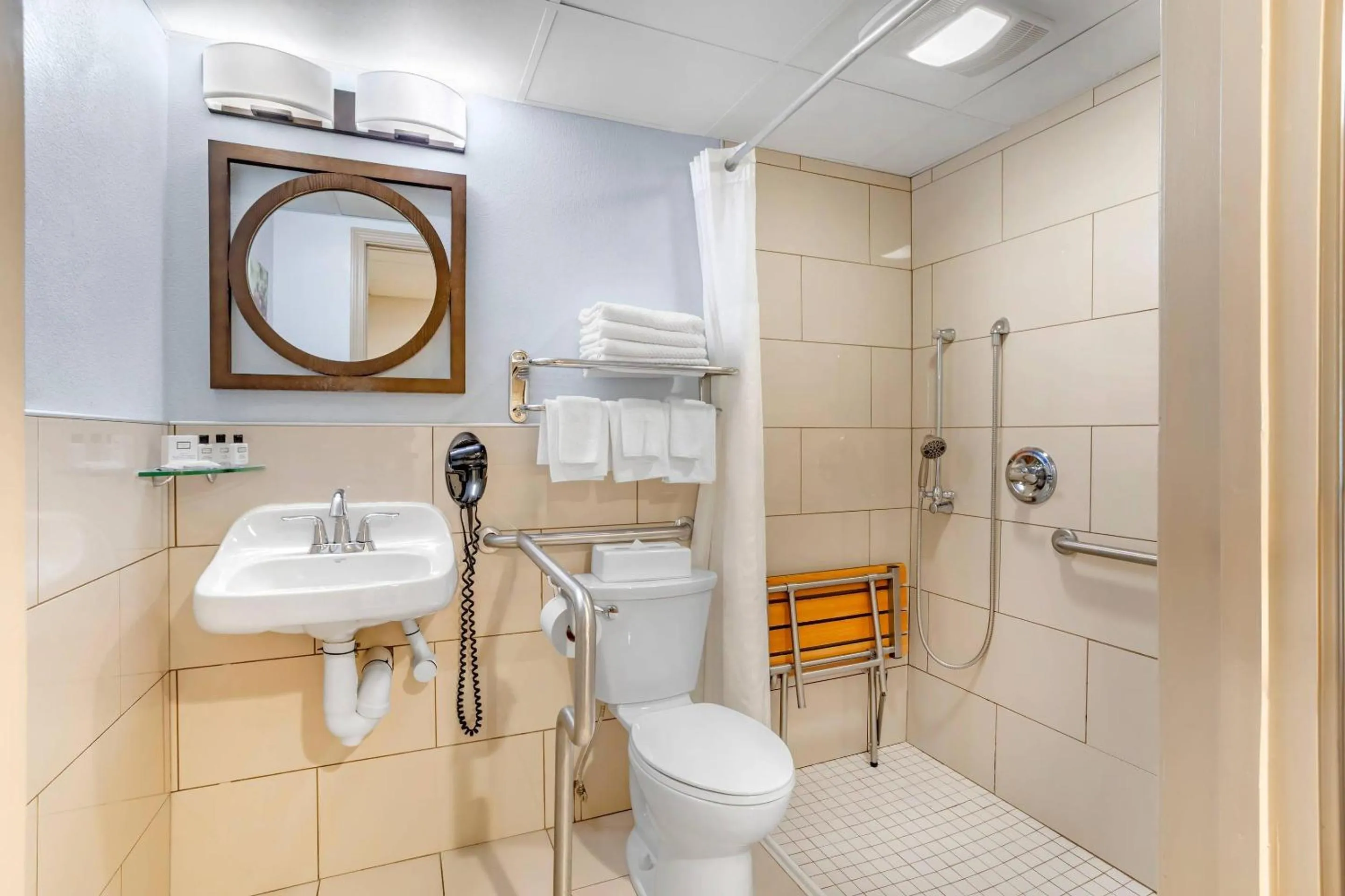 Bedroom in The Inn at Apple Valley, an Ascend Collection Hotel