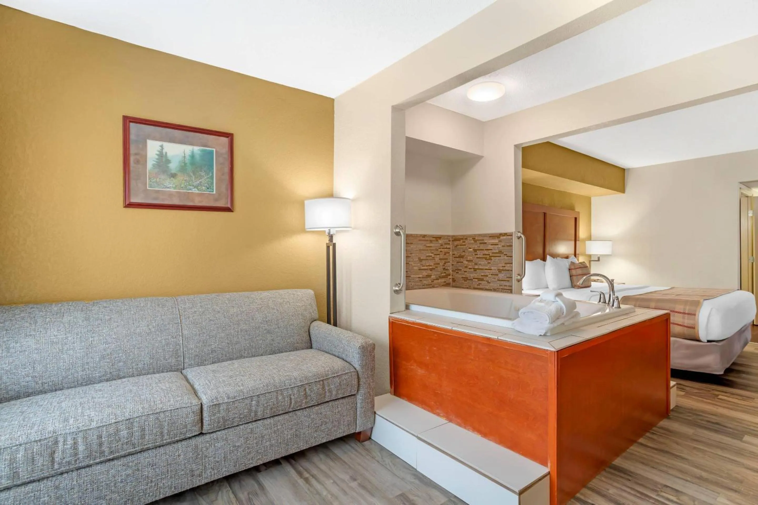 Bedroom, Bed in The Inn at Apple Valley, an Ascend Collection Hotel