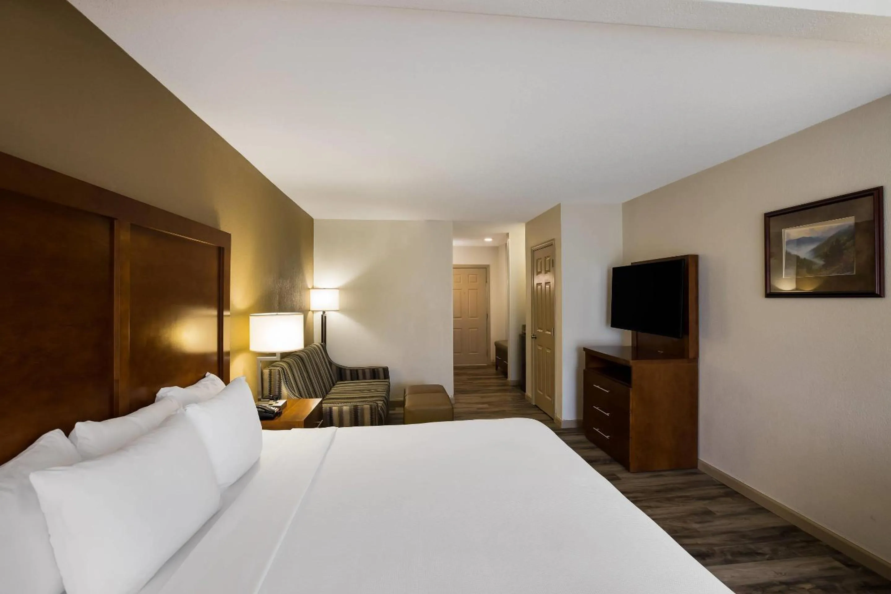 Bedroom, Bed in The Inn at Apple Valley, an Ascend Collection Hotel