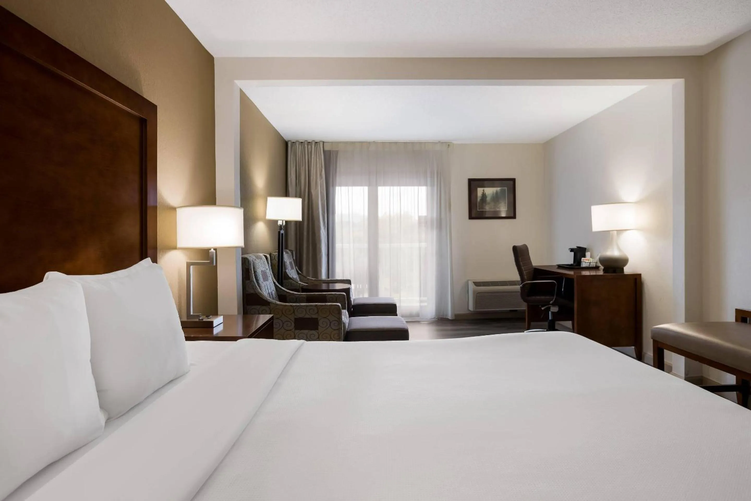 Bedroom, Bed in The Inn at Apple Valley, an Ascend Collection Hotel