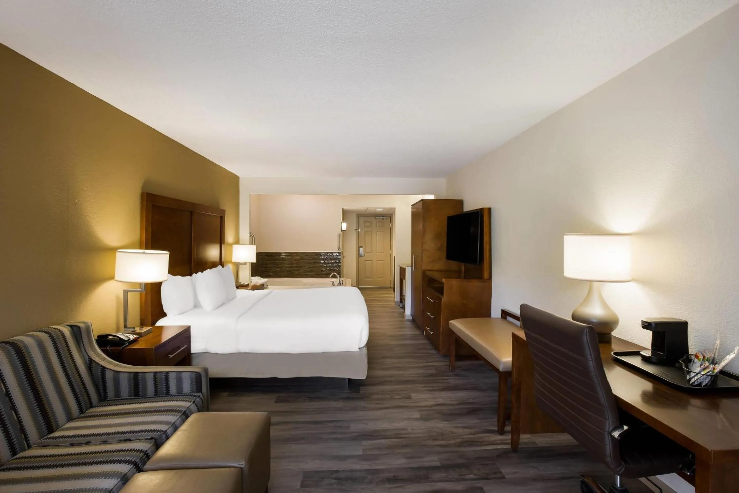 Bedroom, Bed in The Inn at Apple Valley, an Ascend Collection Hotel