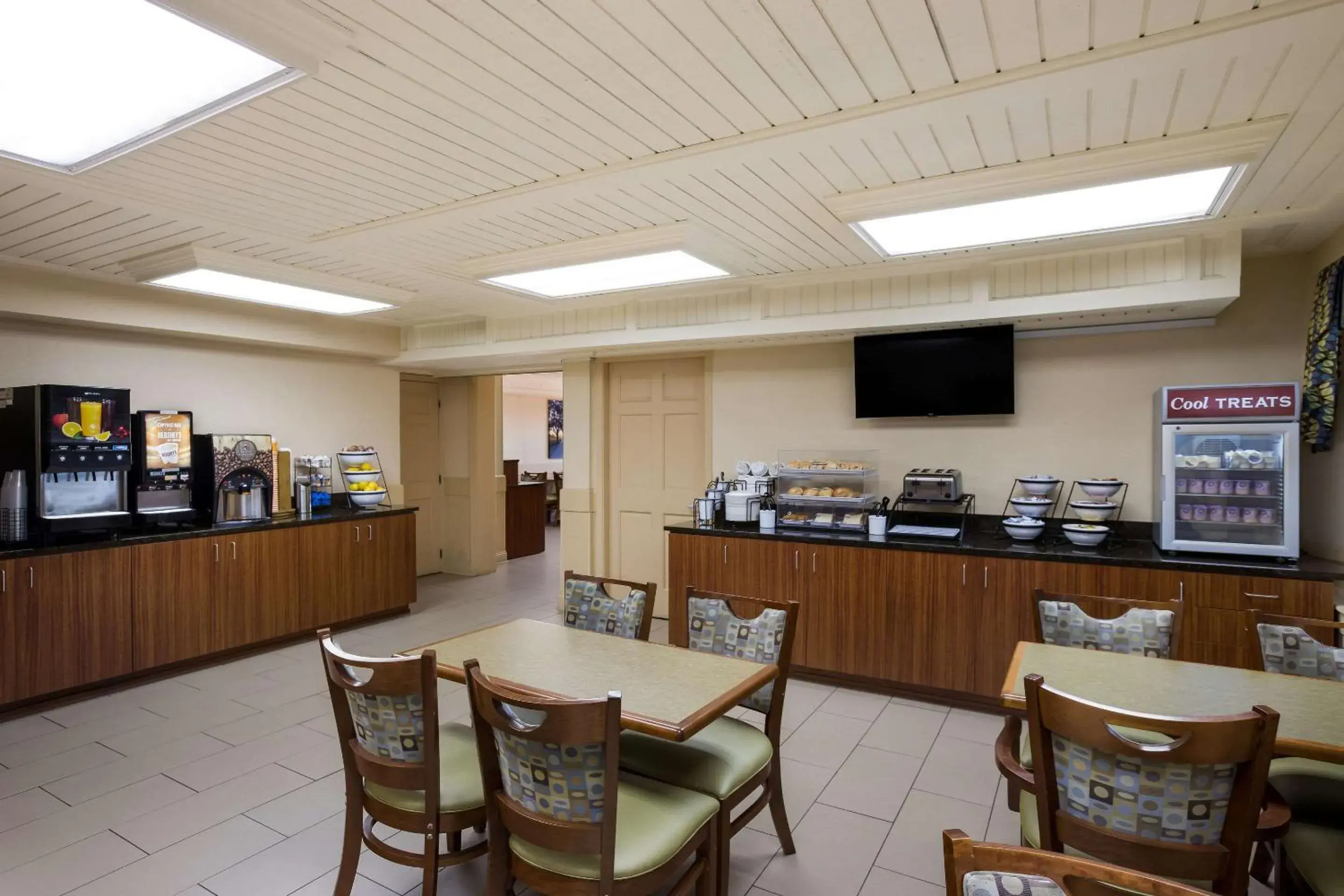 Breakfast in The Inn at Apple Valley, an Ascend Collection Hotel Breakfast in The Inn at Apple Valley, an Ascend Collection Hotel