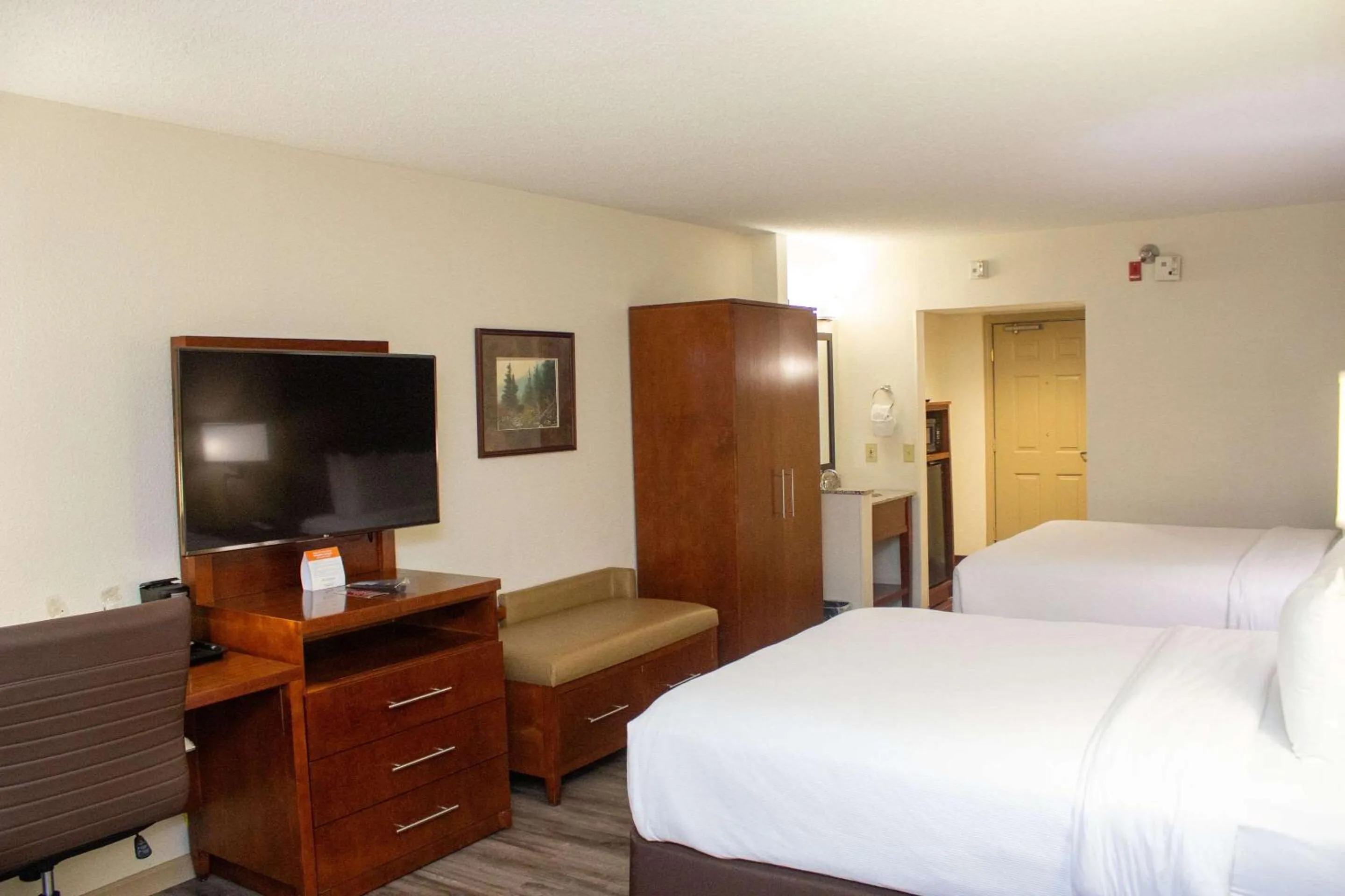 Bedroom, Bed in The Inn at Apple Valley, an Ascend Collection Hotel