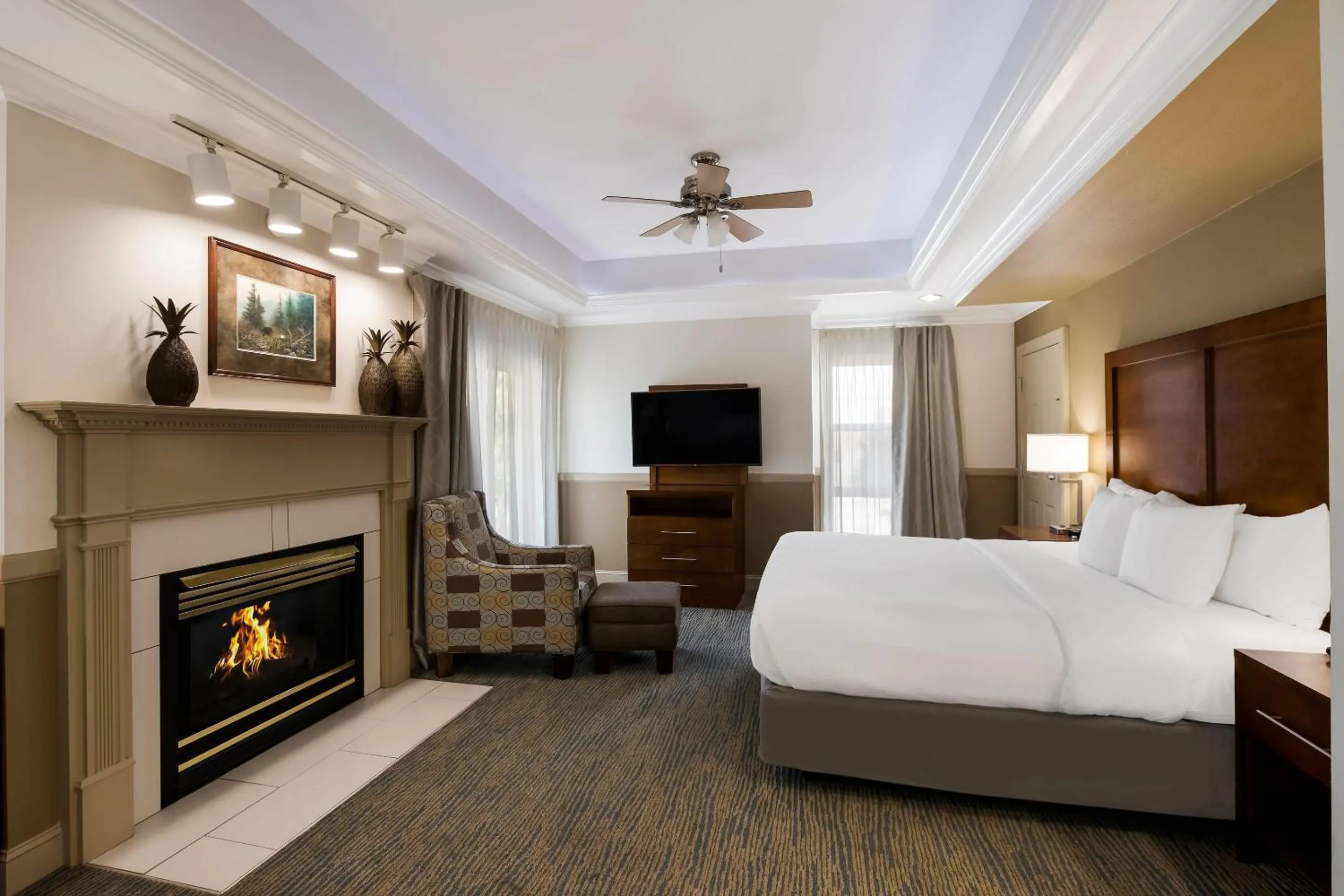 Bedroom, Bed in The Inn at Apple Valley, an Ascend Collection Hotel