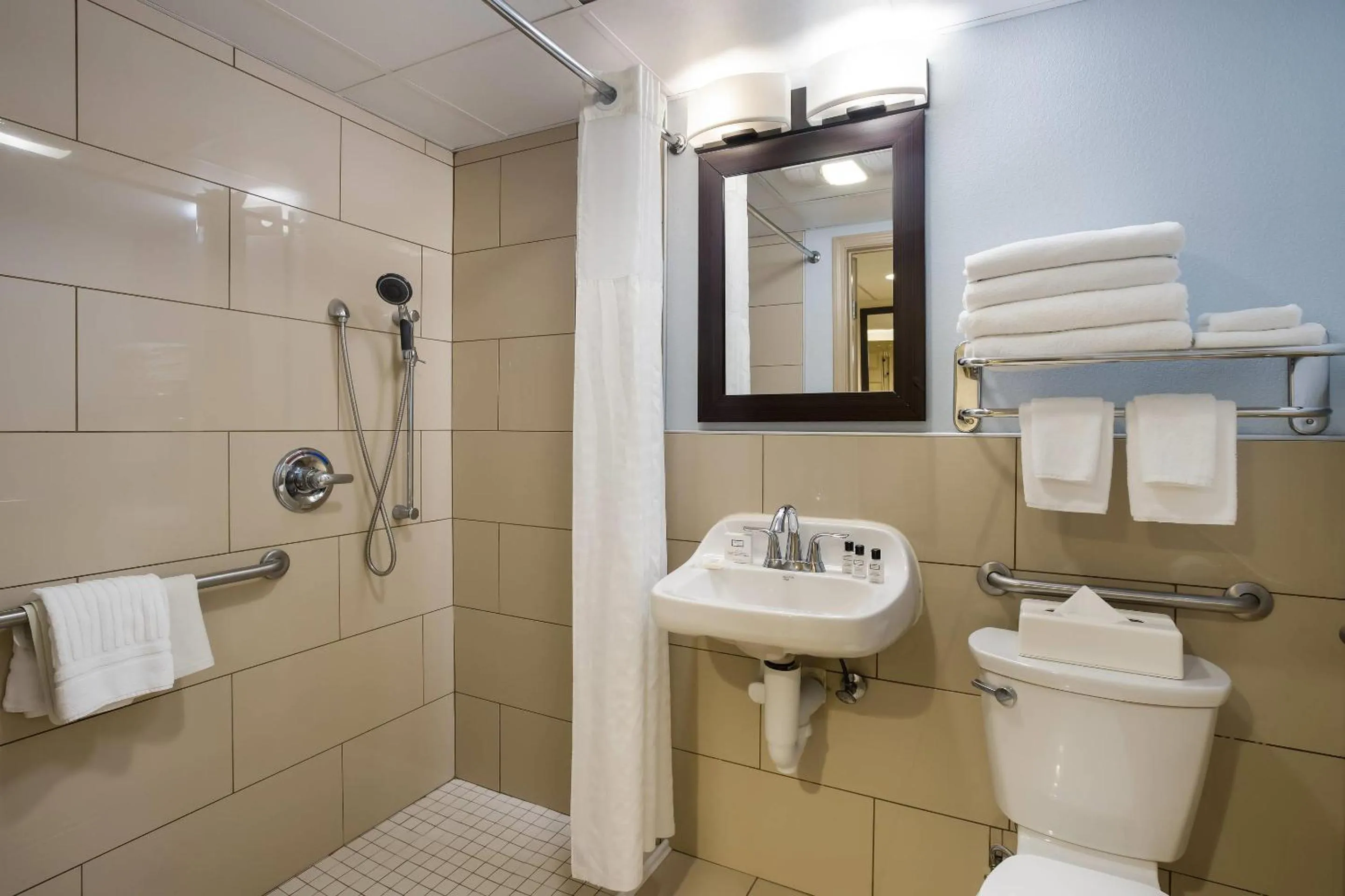 Bedroom in The Inn at Apple Valley, an Ascend Collection Hotel