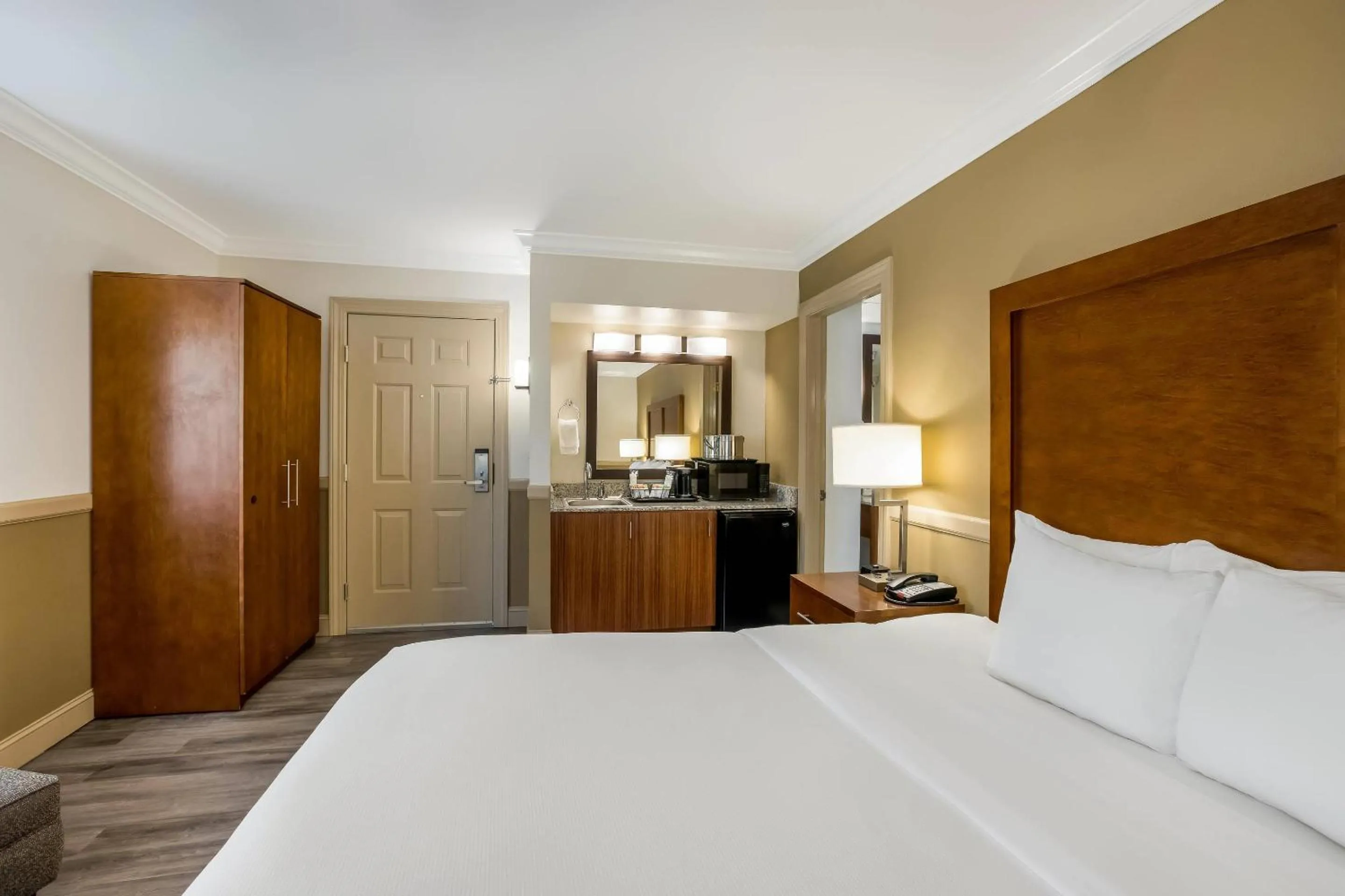 Bedroom, Bed in The Inn at Apple Valley, an Ascend Collection Hotel