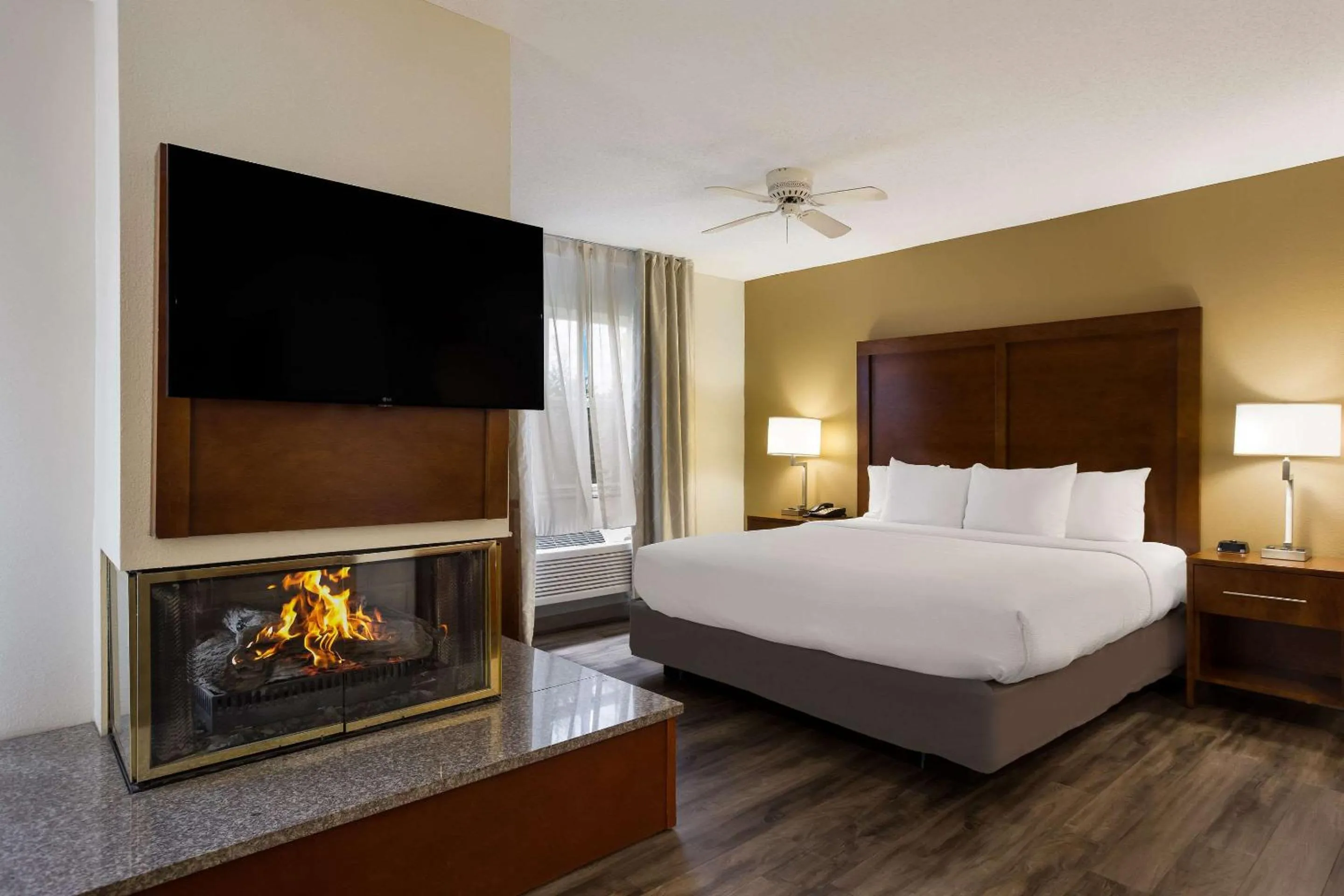 Bedroom, Bed in The Inn at Apple Valley, an Ascend Collection Hotel