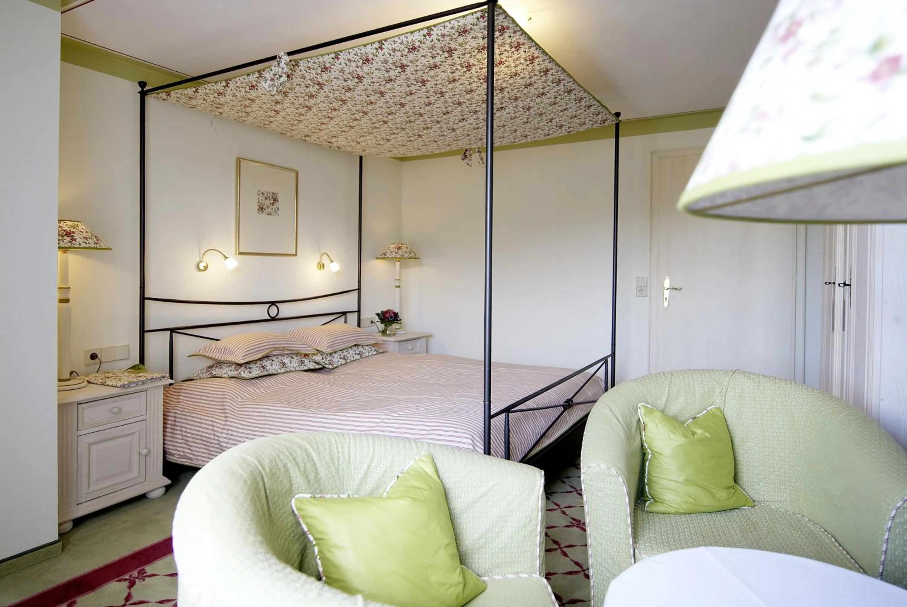 Bedroom, Bed in Hotel & Restaurant Sonne