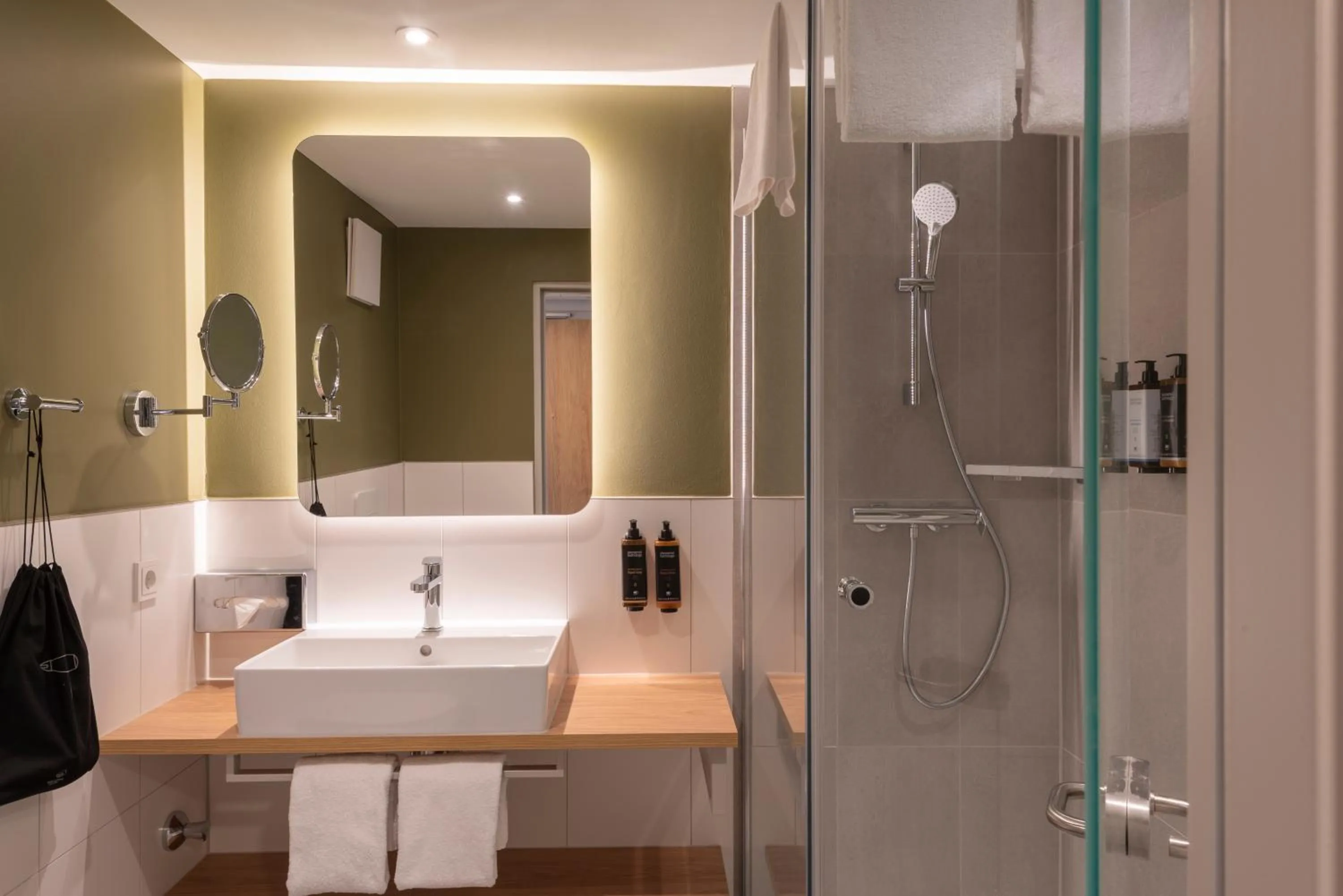 Shower in Mercure Parkhotel Mönchengladbach