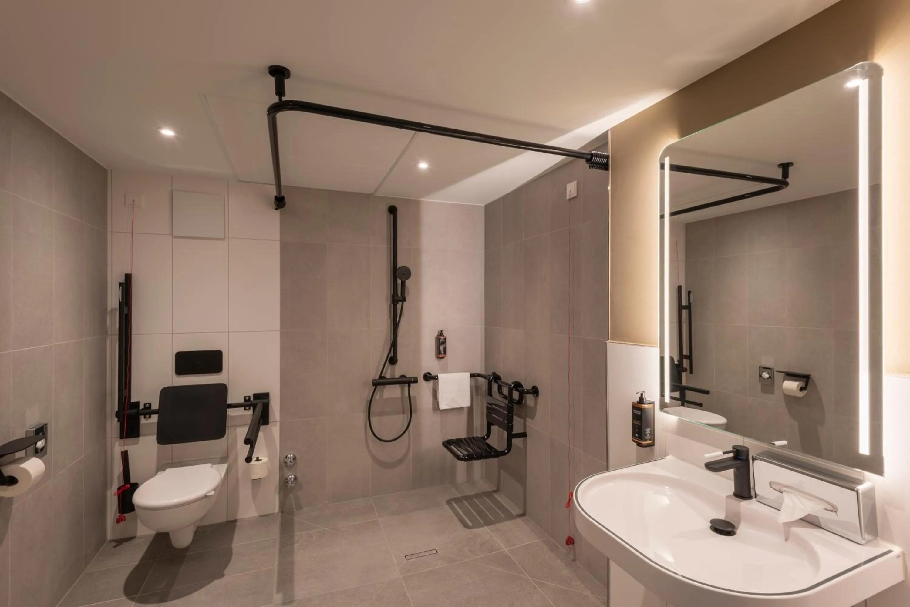 Shower in Mercure Parkhotel Mönchengladbach