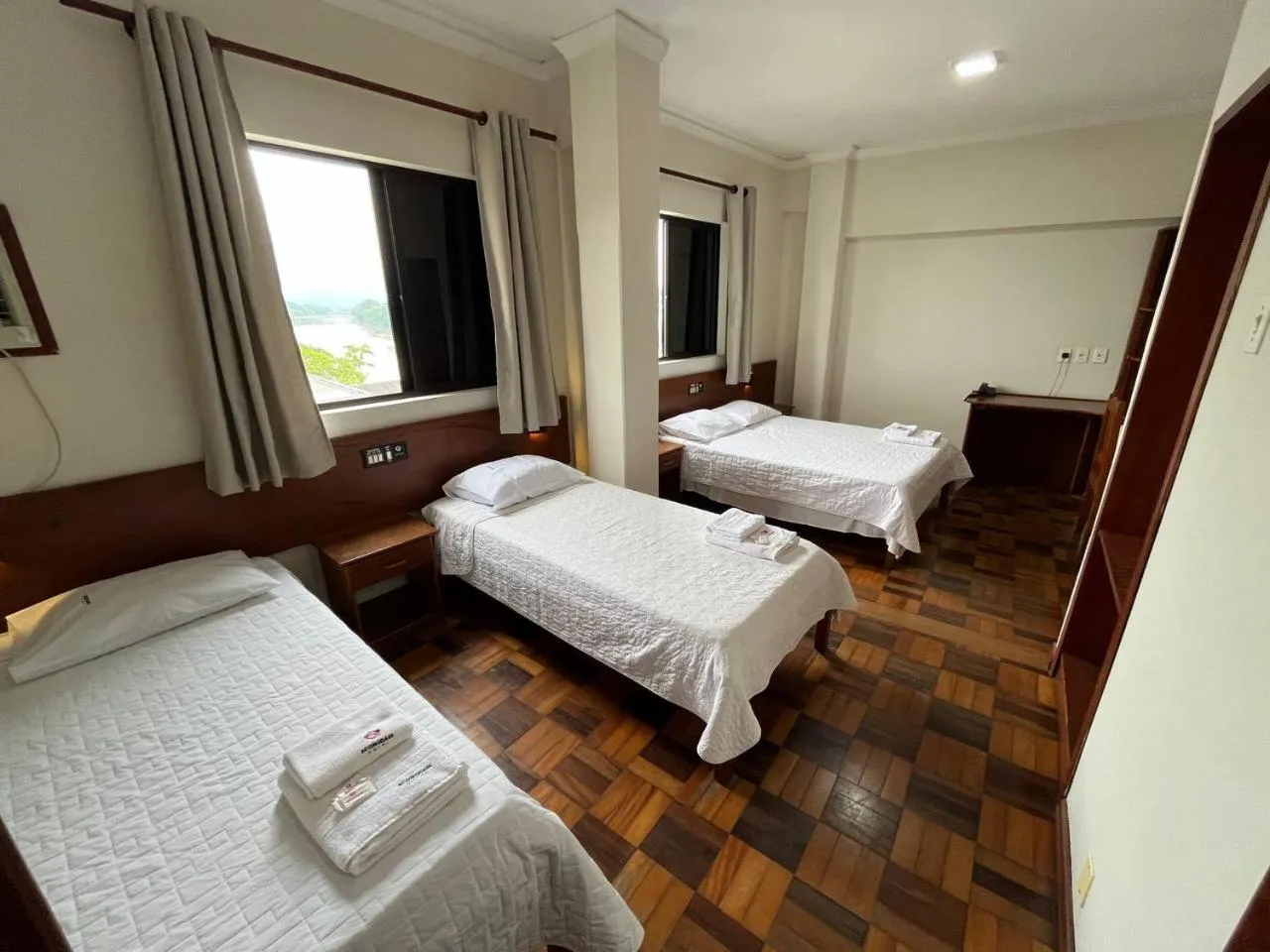 Bathroom, Bed in ACOMODARE HOTEL- SOB NOVA Direção