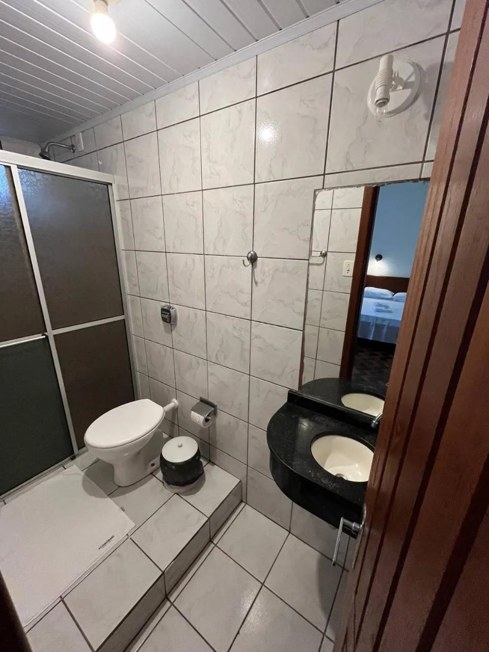 Shower in ACOMODARE HOTEL- SOB NOVA Direção