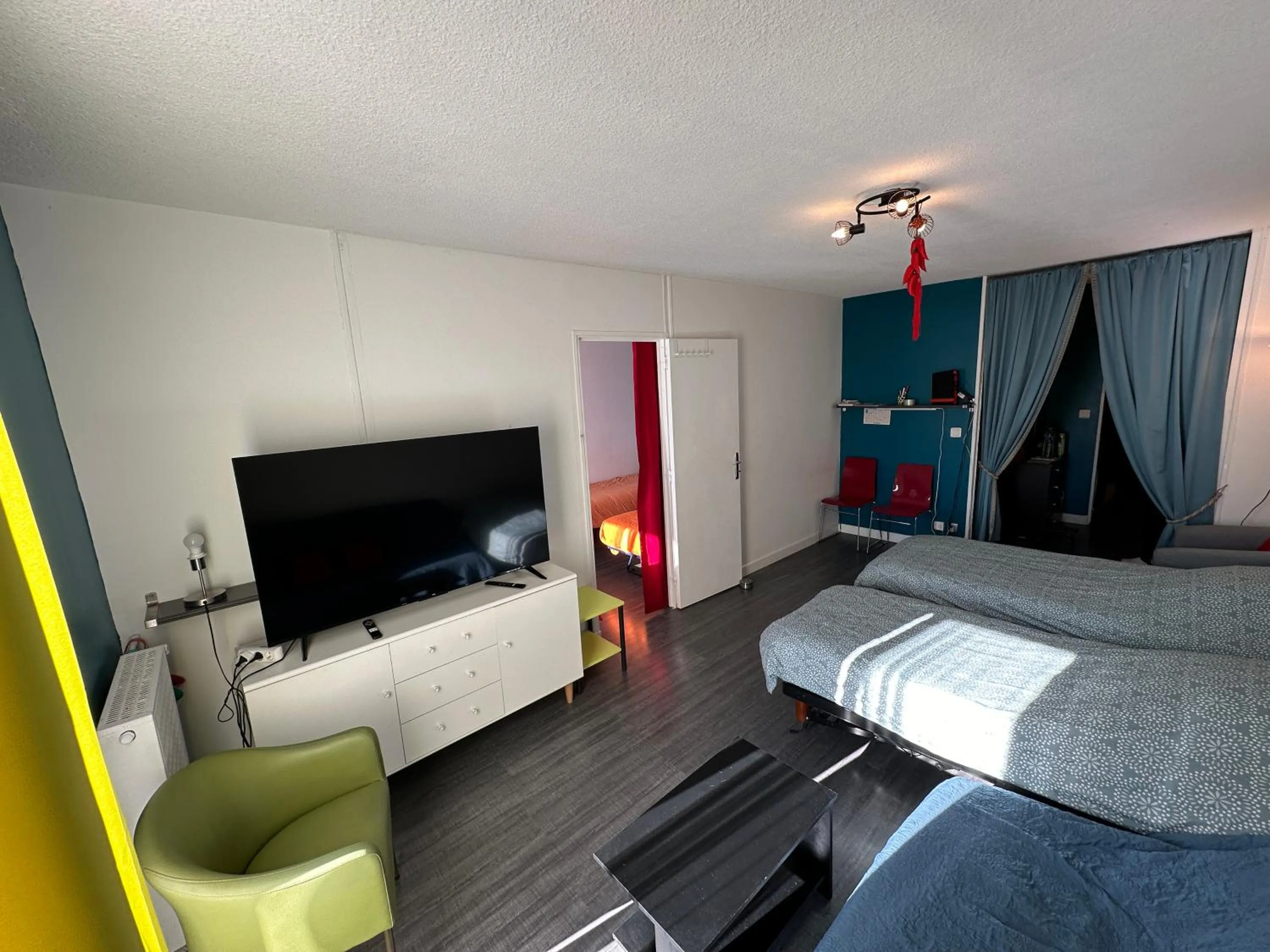 Communal lounge/ TV room, Bed in Les Meublés les Dômes du Parc