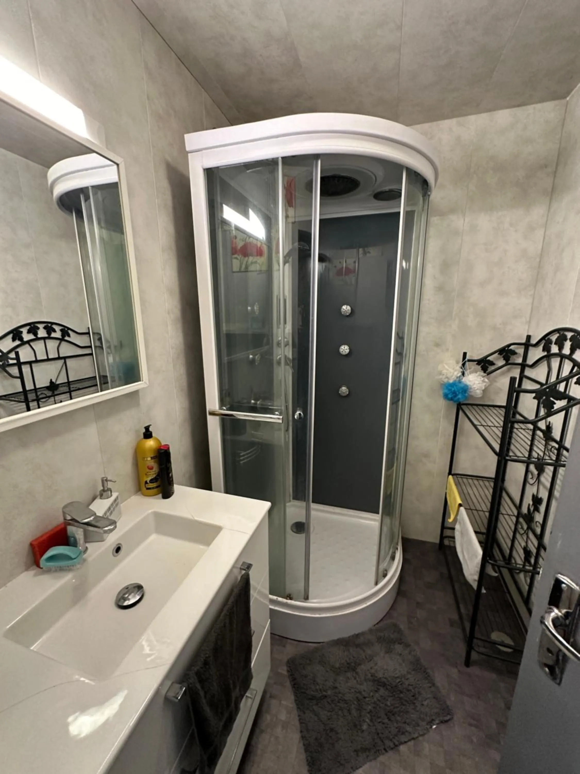 Shower in Les Meublés les Dômes du Parc