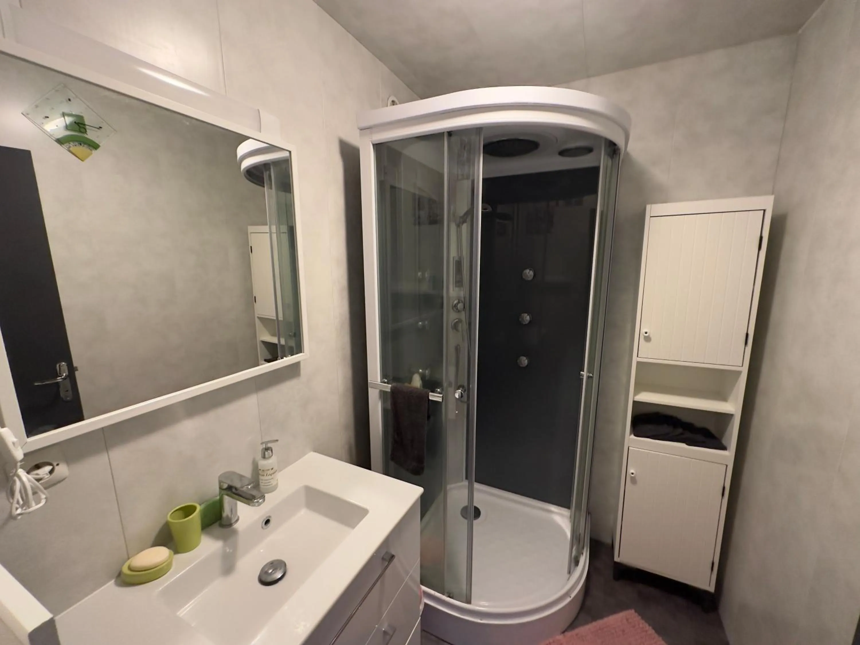 Shower in Les Meublés les Dômes du Parc