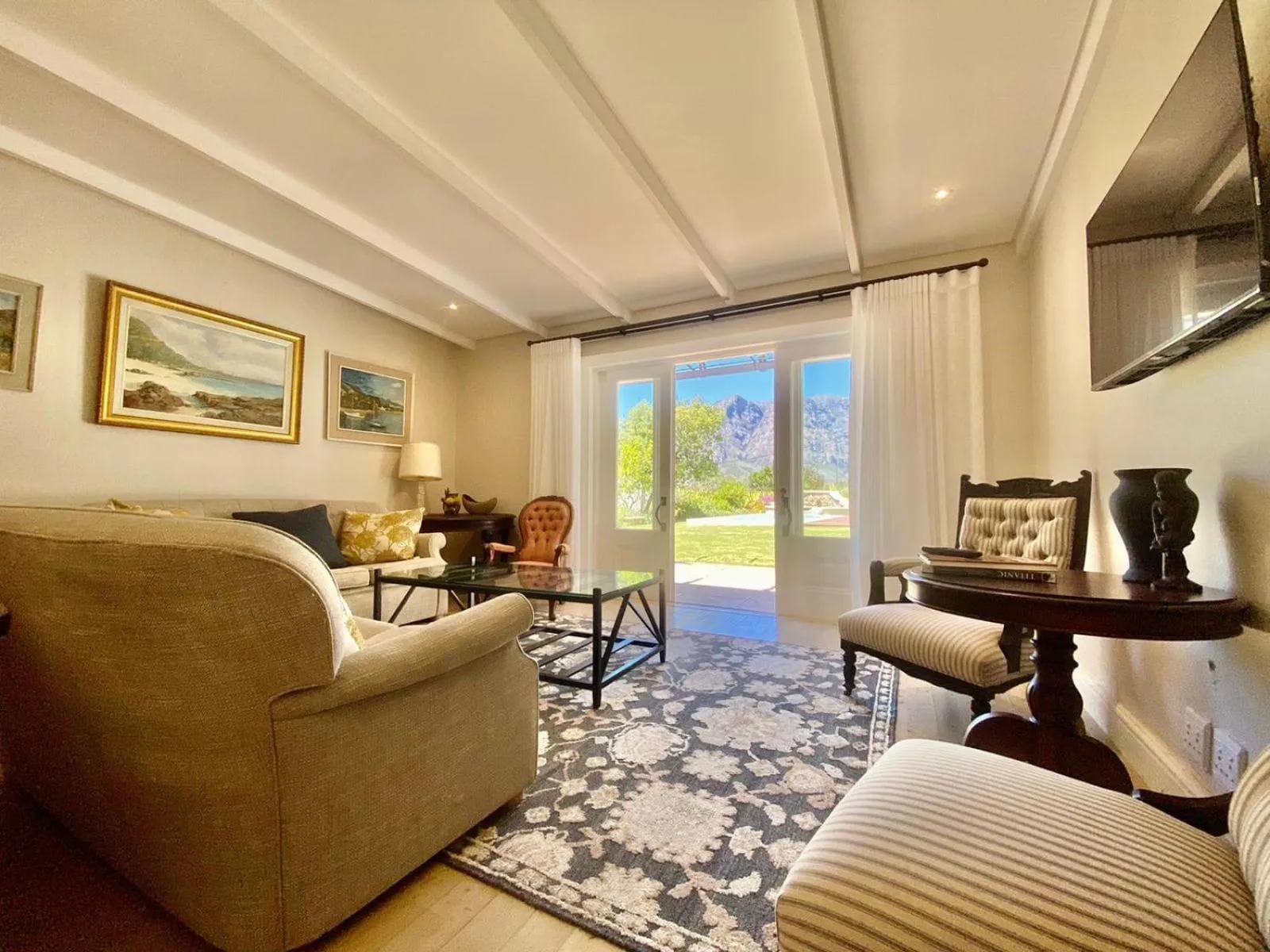 TV and multimedia in Banhoek Corner Guesthouse