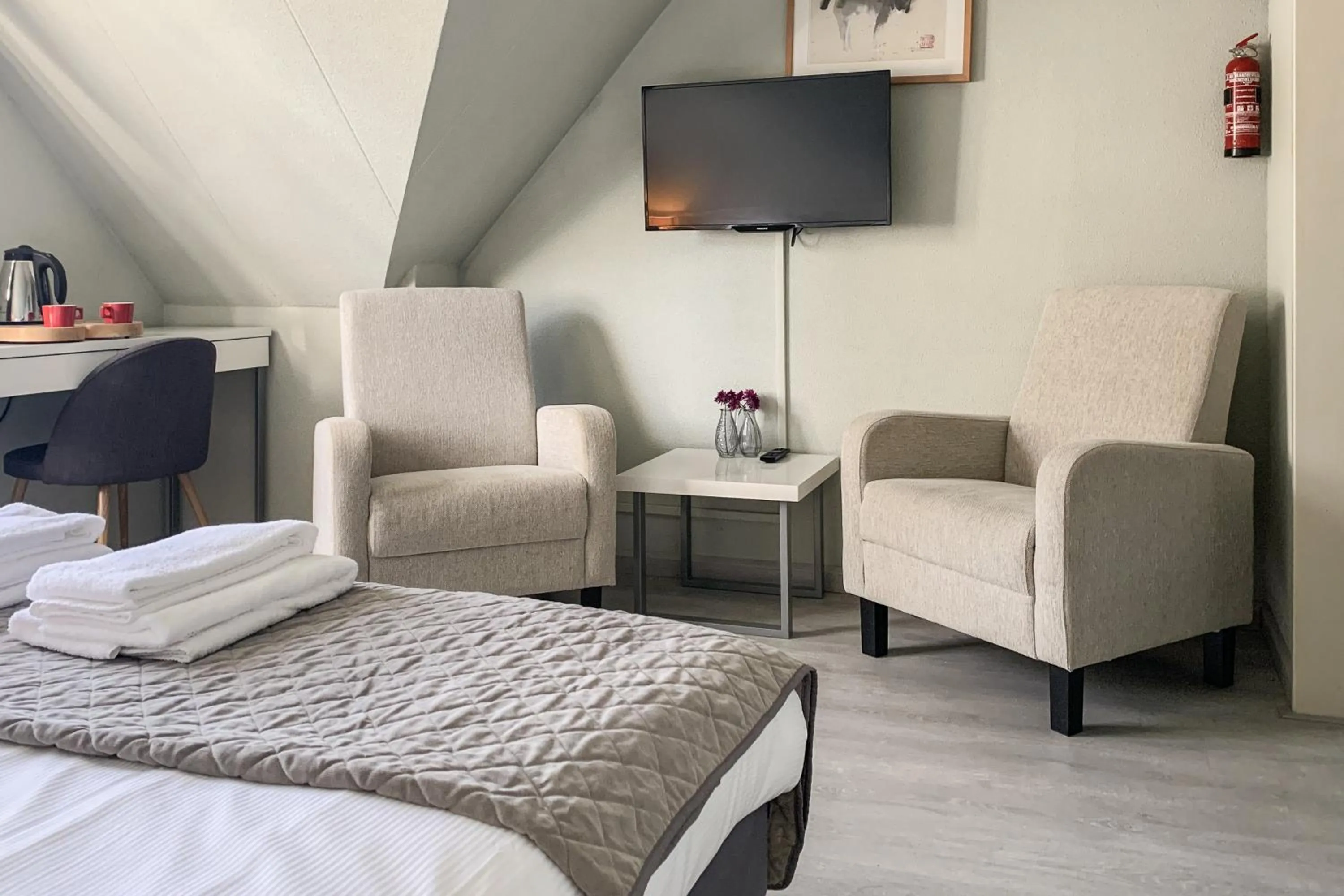 Seating area, Bed in Hotel Joli Bergen