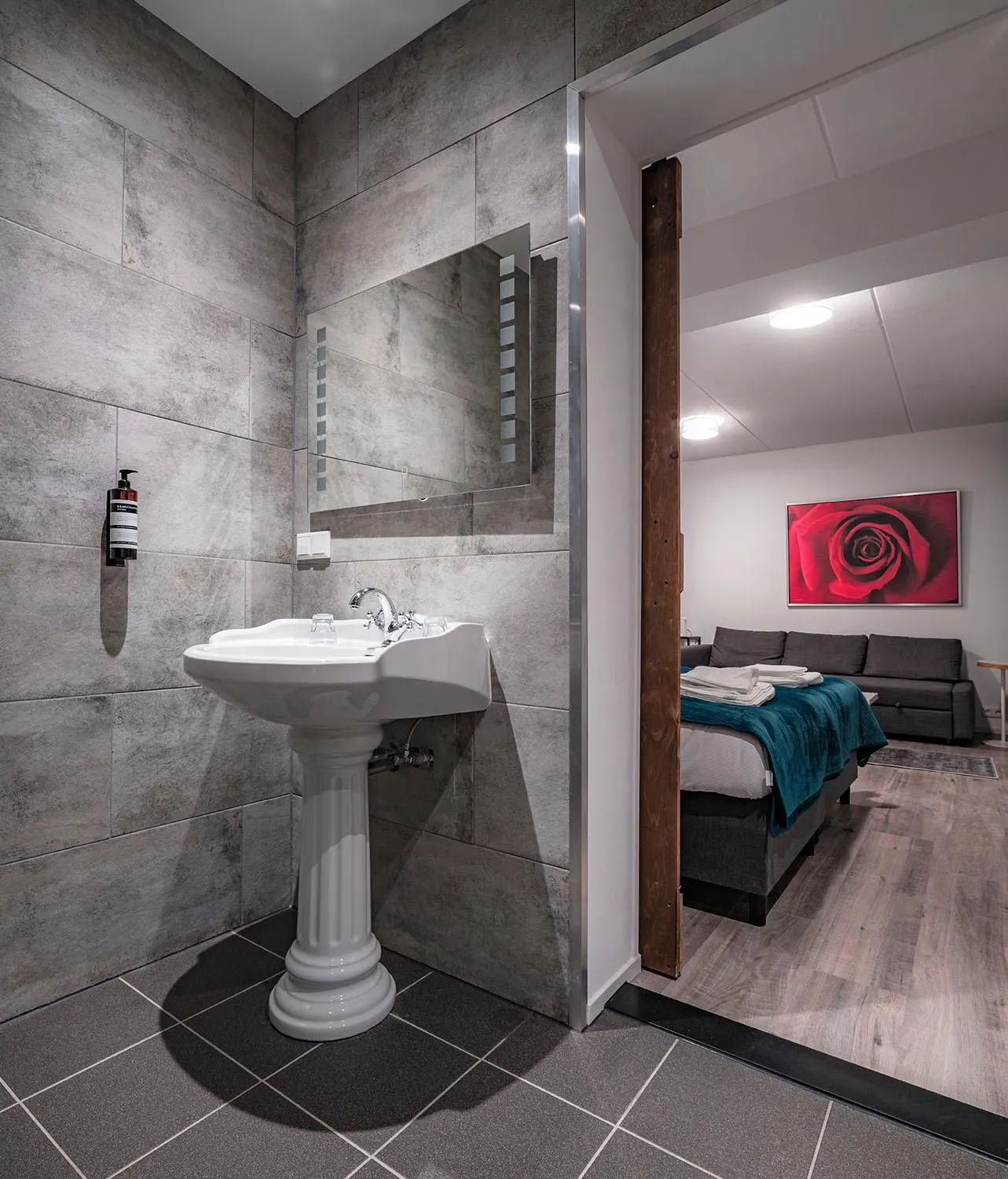 Bathroom, Bed in Hotel Joli Bergen