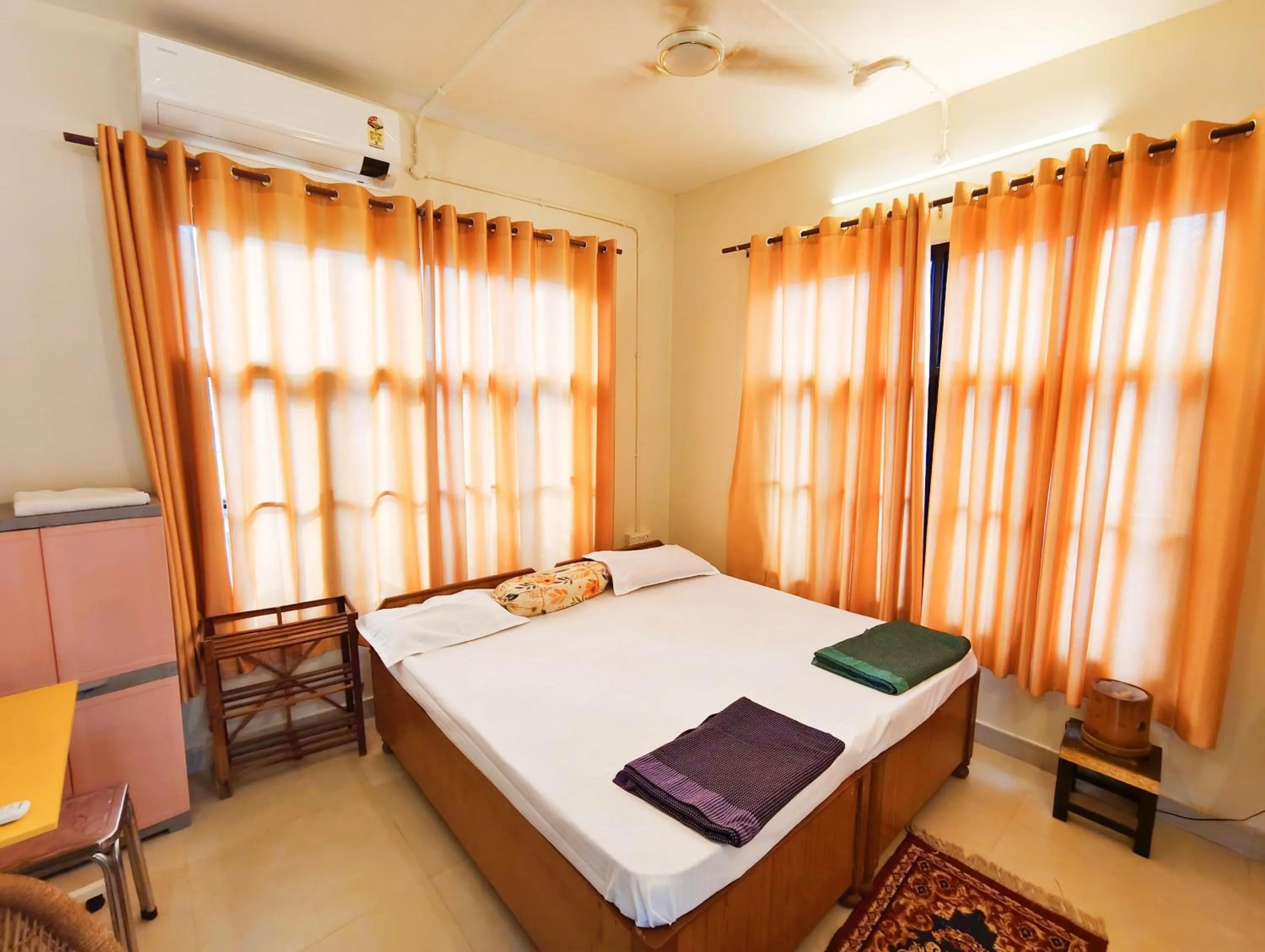 Bedroom, Bed in Devi music ashram