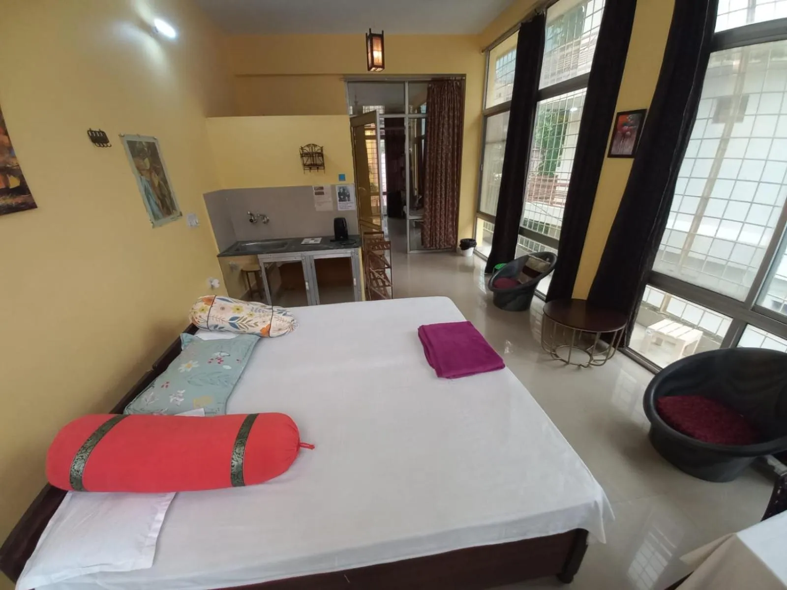 Bedroom, Bed in Devi music ashram