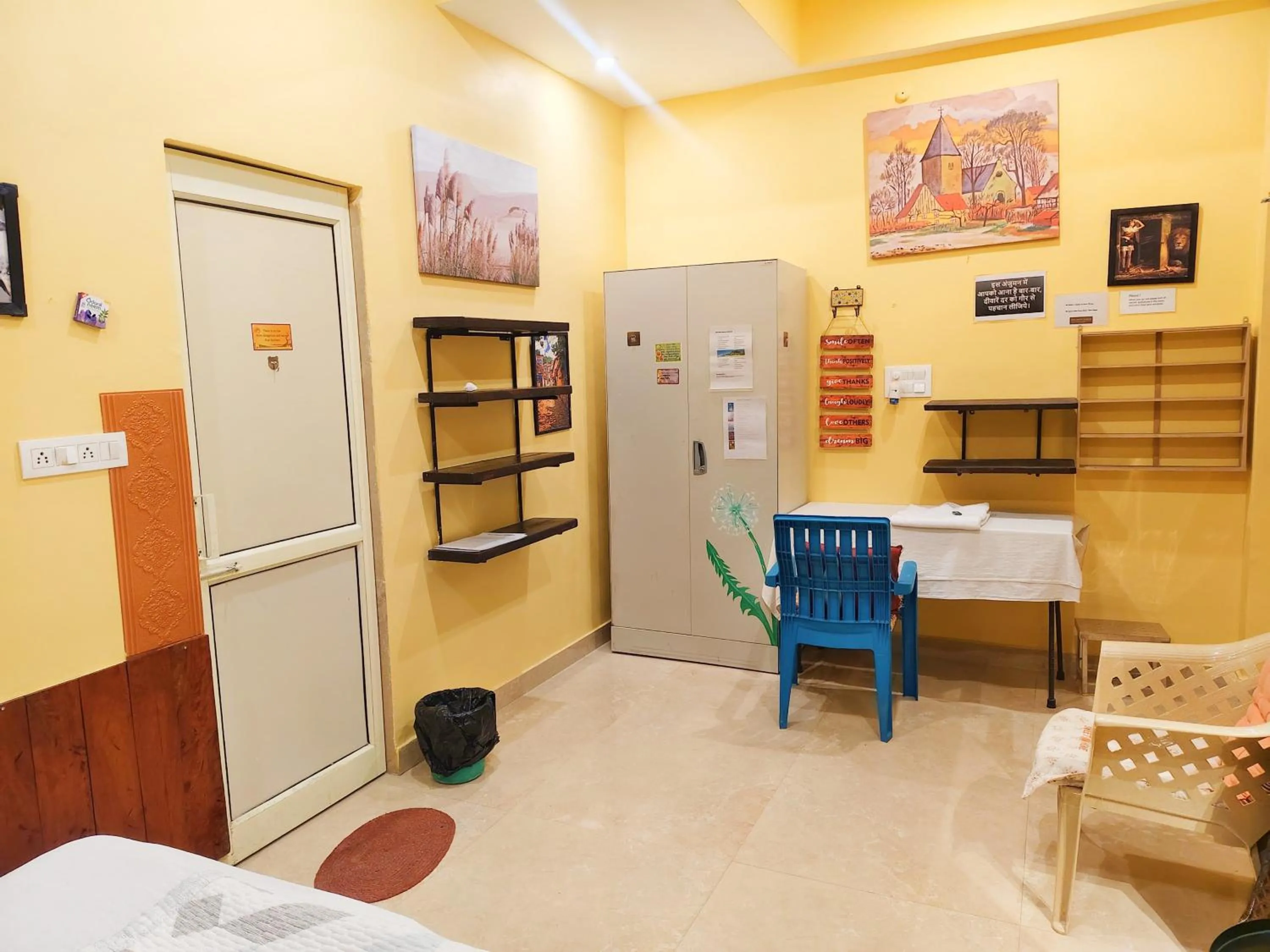 Bedroom, Bed in Devi music ashram
