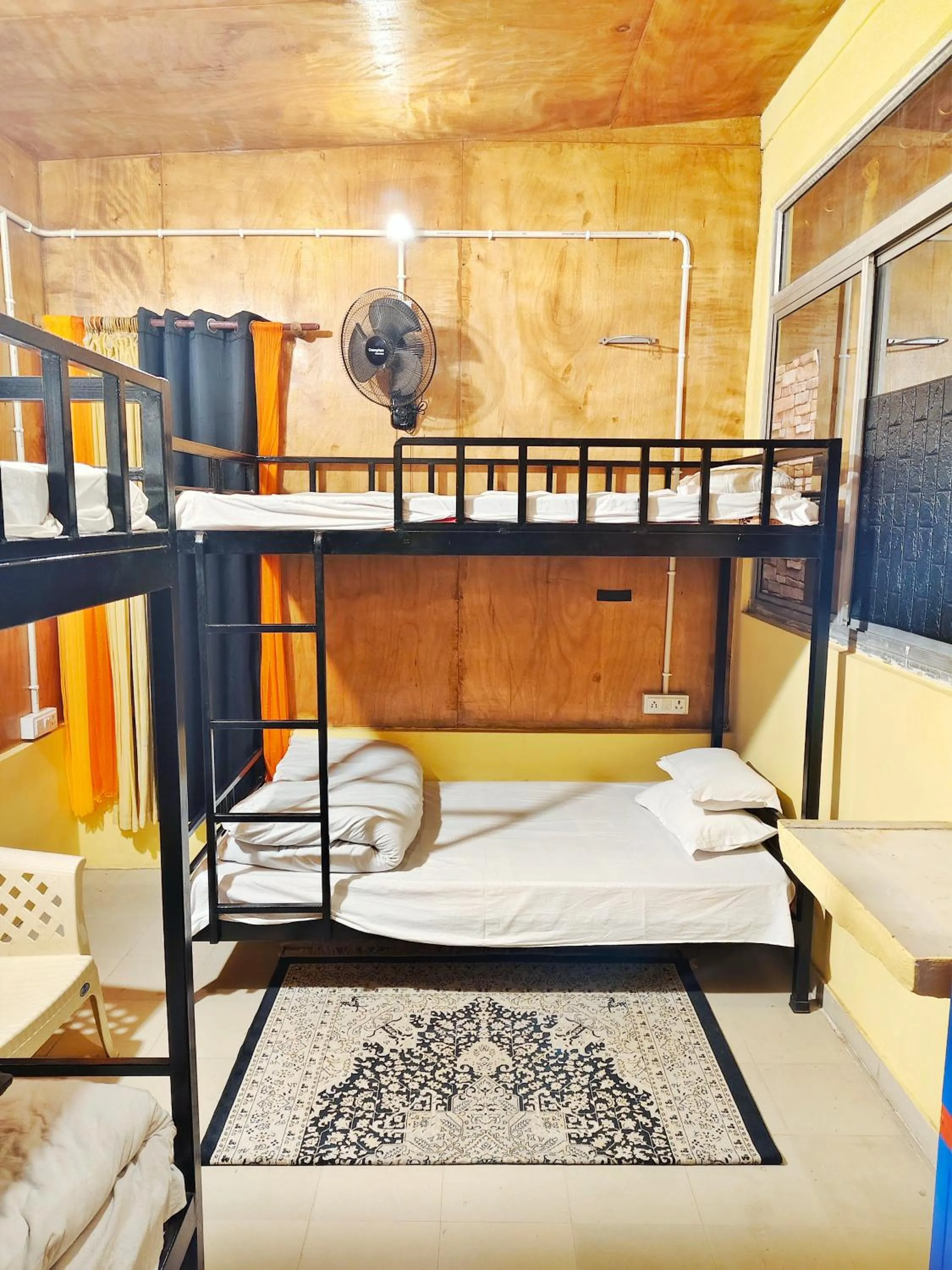 Bedroom, Bed in Devi music ashram