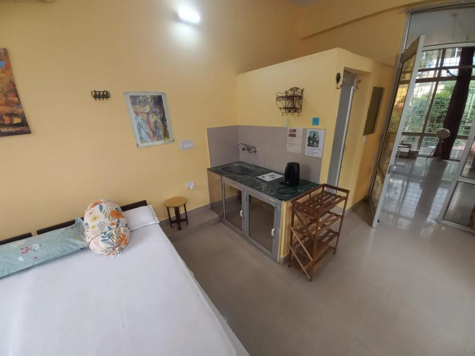 Kitchen or kitchenette, Bed in Devi music ashram