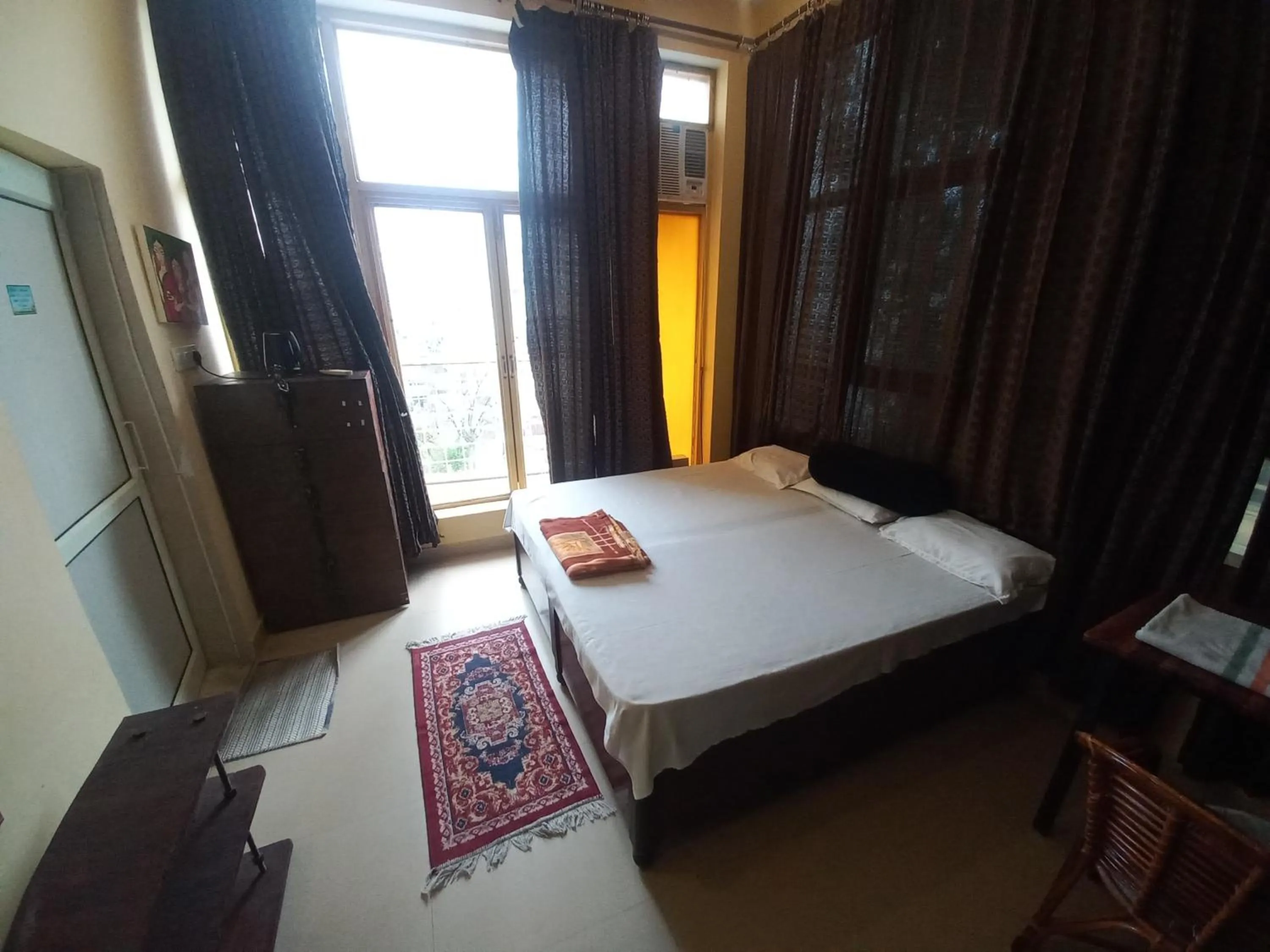 Bedroom, Bed in Devi music ashram